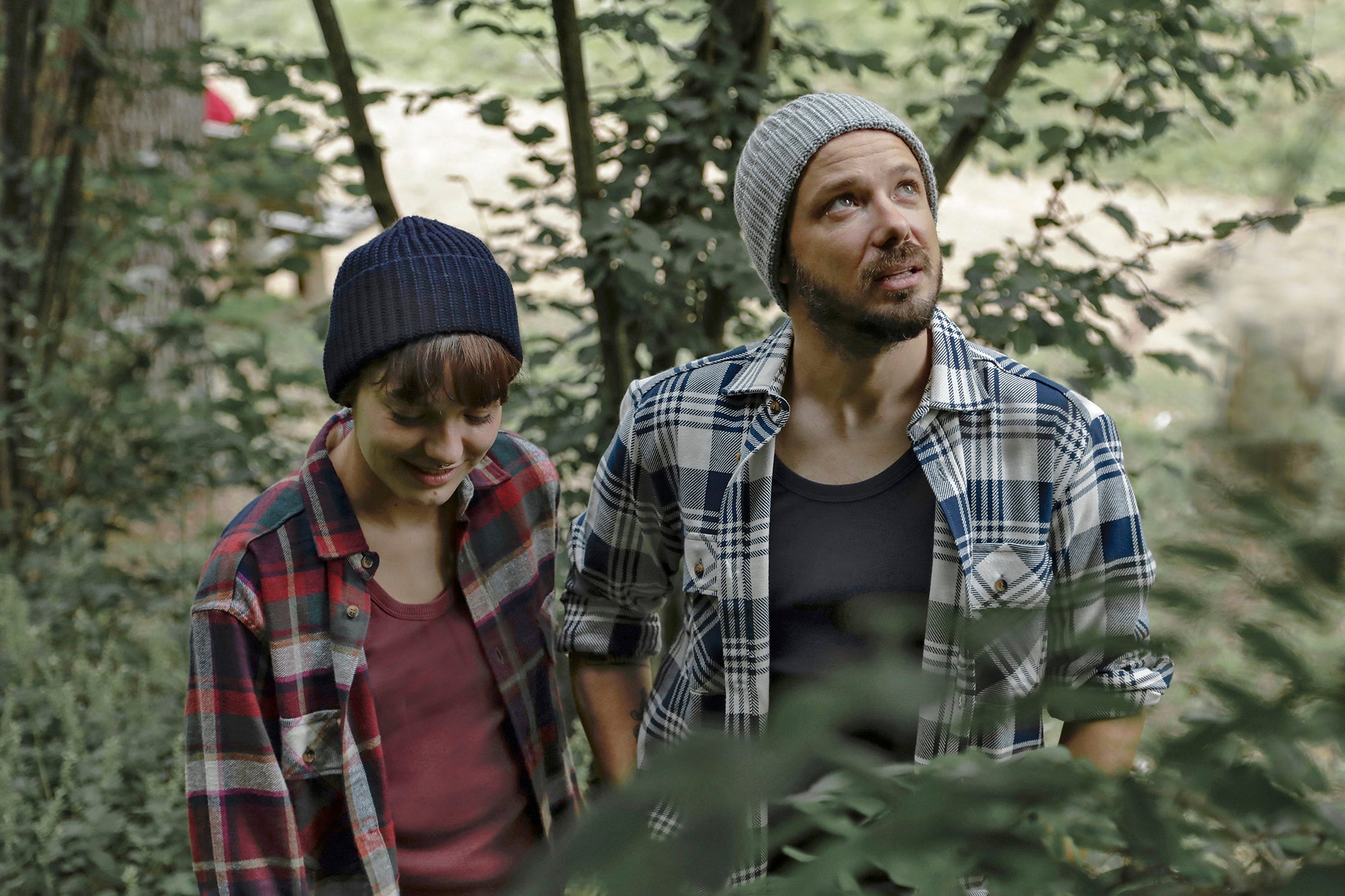 homme et femme en débardeur marcel et chemise carreaux