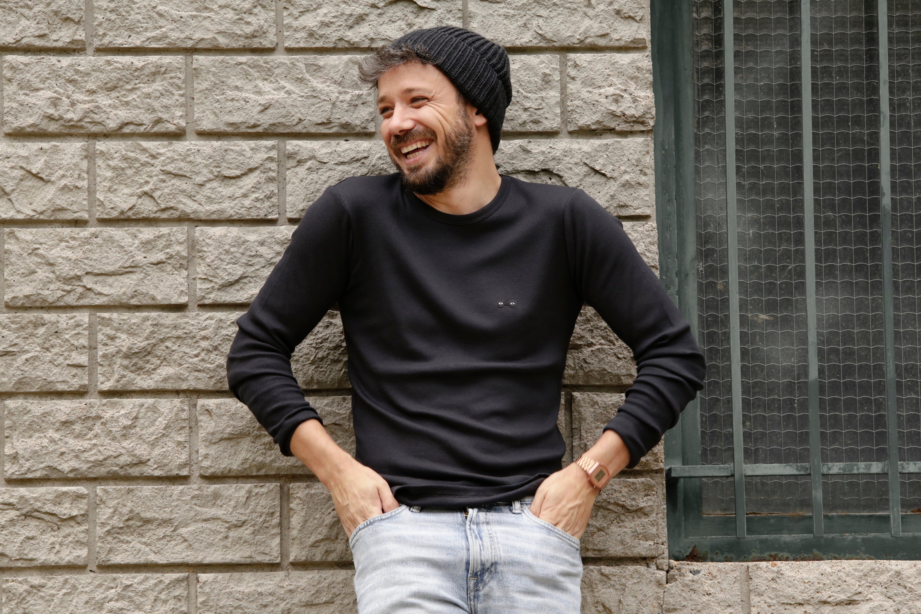homme en maillot de corps noir en coton