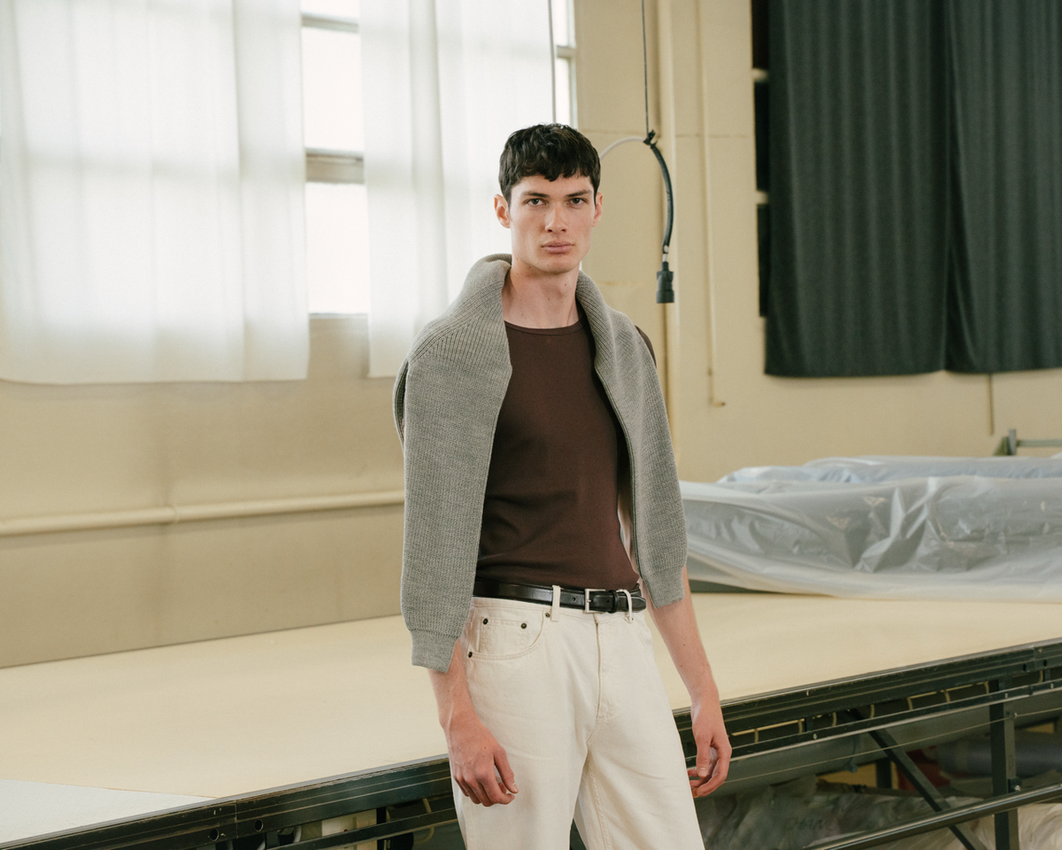 homme portant un pull gris sur maillot de corps marron
