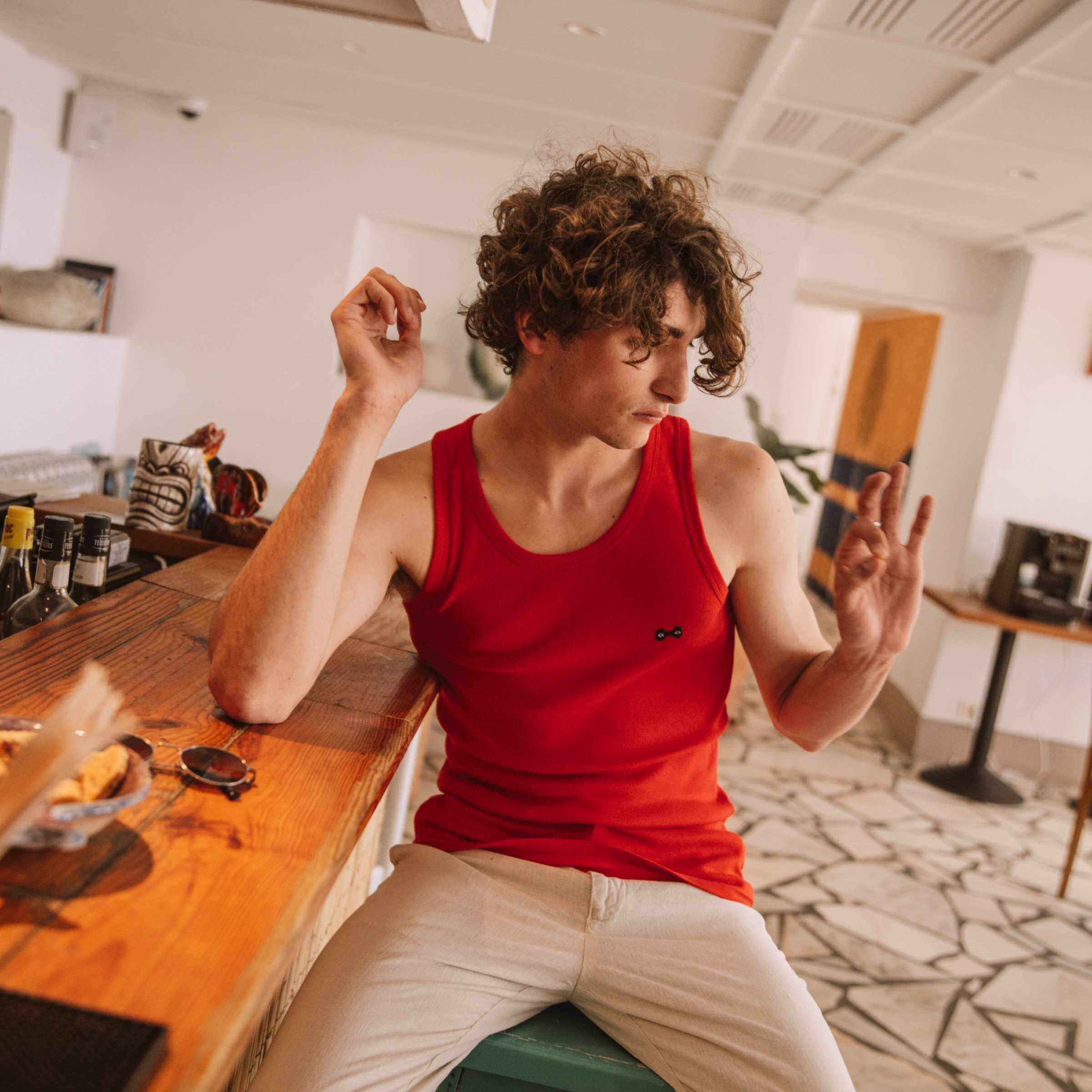 Comment porter un débardeur rouge ?
