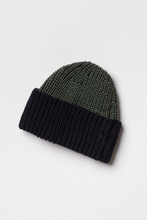 Bonnet vert kaki et noir en laine mérinos à revers, packshot sur fond clair montrant la maille côtelée. Made in France.
