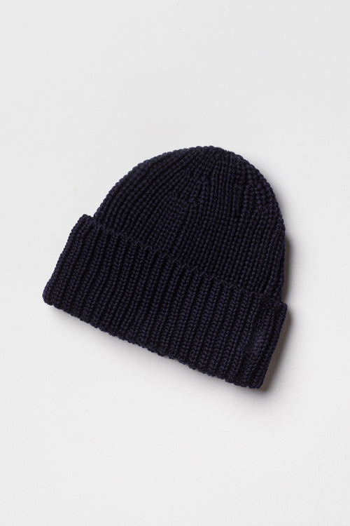 Bonnet bleu marine en laine mérinos à revers, packshot sur fond clair montrant la maille côtelée. Made in France.