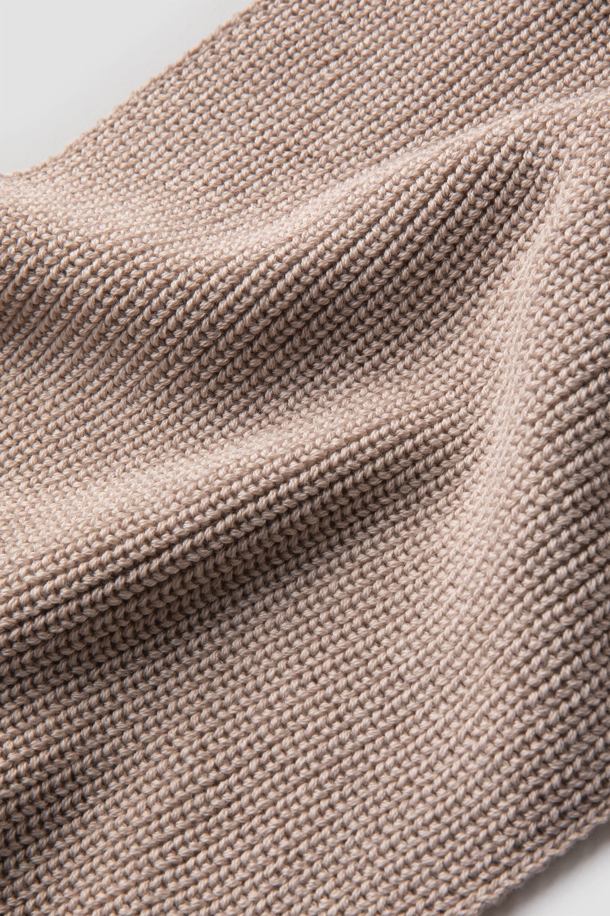 Écharpe homme et femme beige en laine mérinos, gros plan de la maille. Made in France.