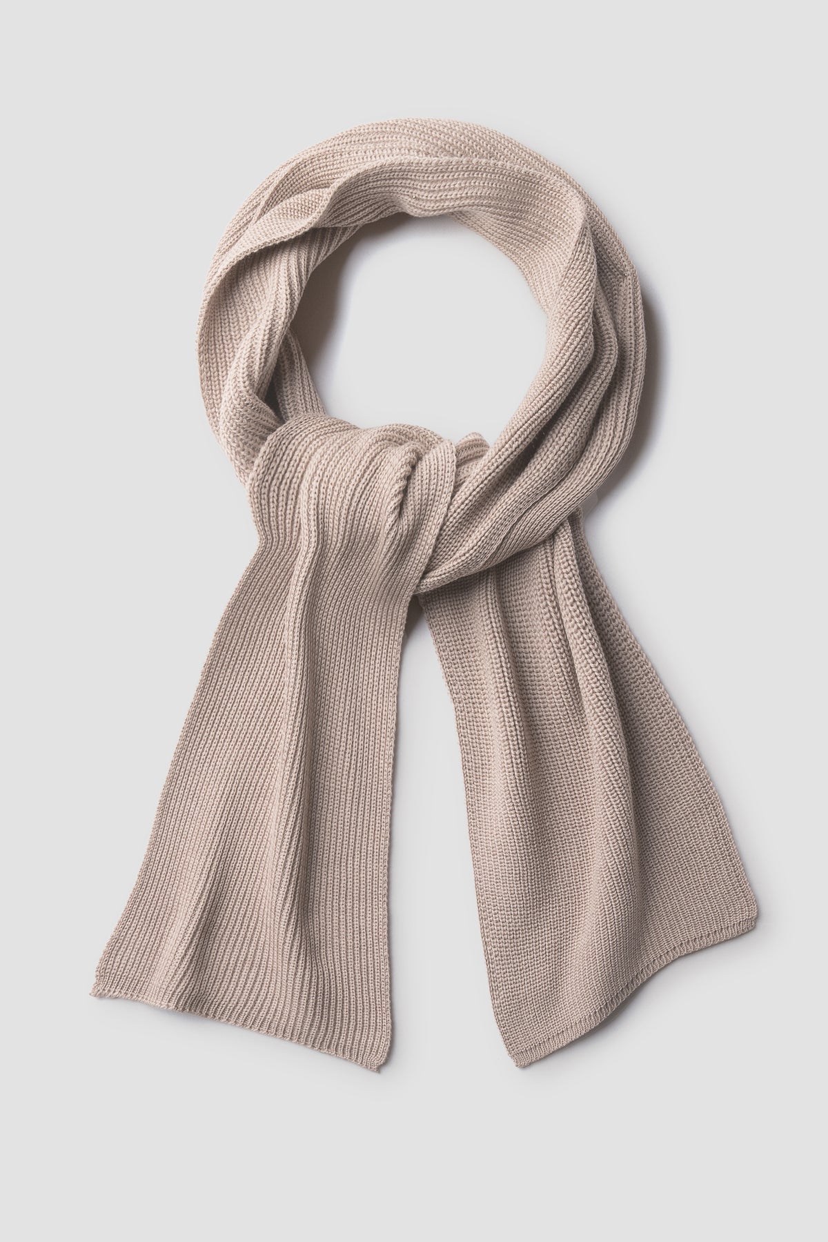 Écharpe homme et femme beige en laine mérinos, présentée nouée sur fond clair.