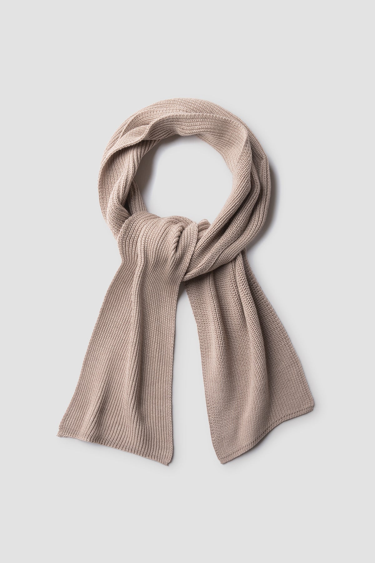 Écharpe homme et femme beige en laine mérinos, présentée nouée sur fond clair.