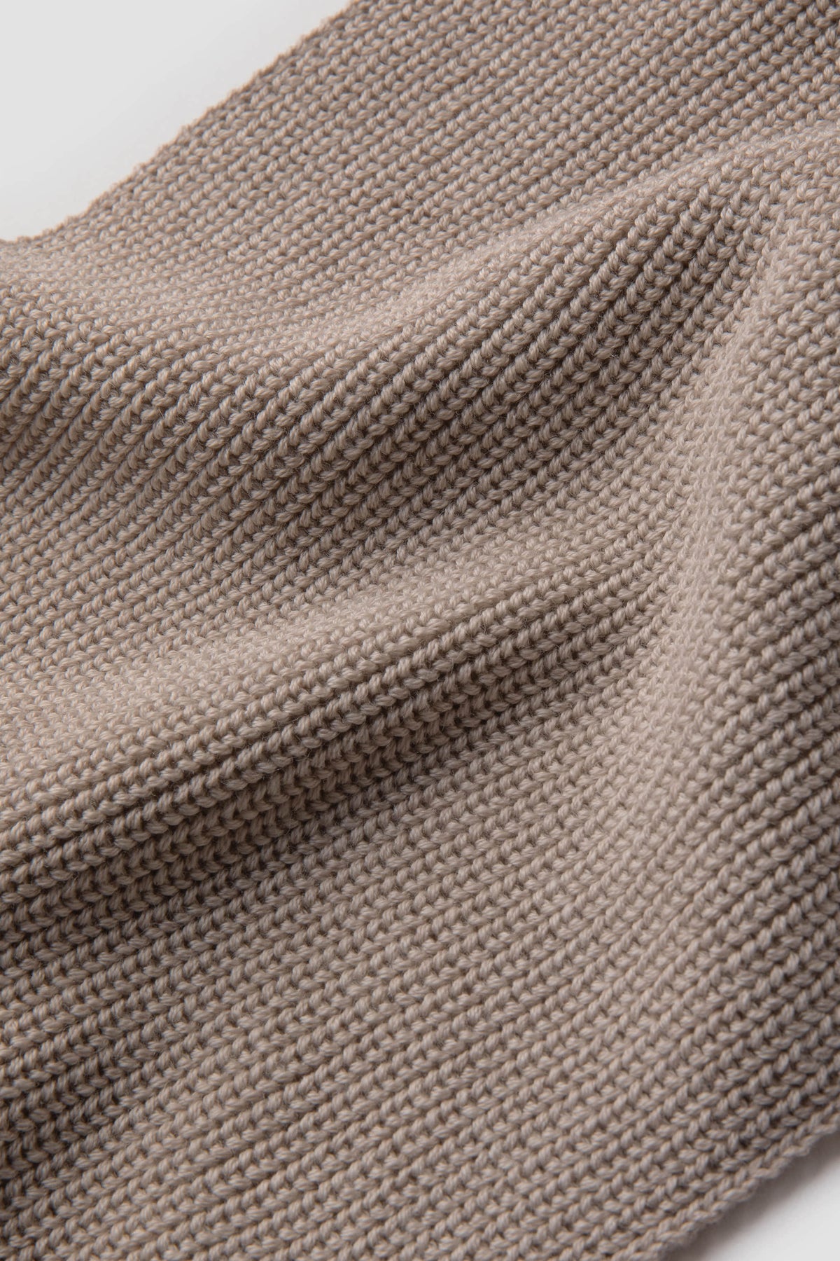 Écharpe homme et femme beige en laine mérinos, gros plan de la maille. Made in France.