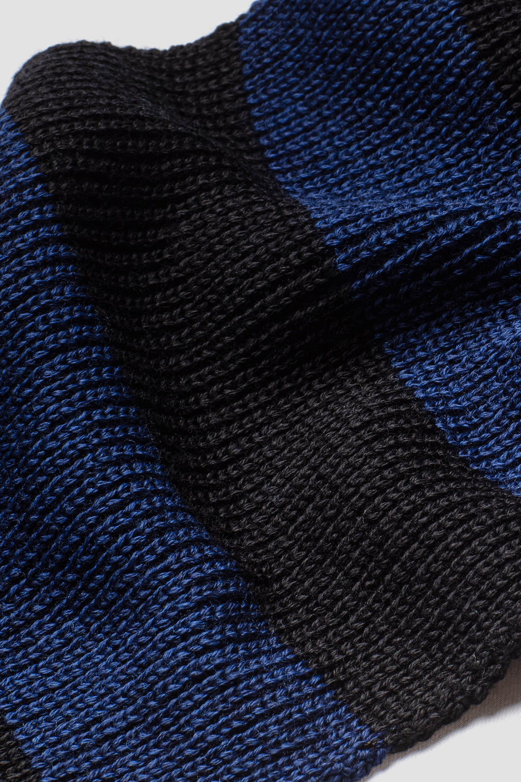 Écharpe Rayée Bleu et Noir en Laine Mérinos, gros plan sur la maille et la jonction des couleurs.