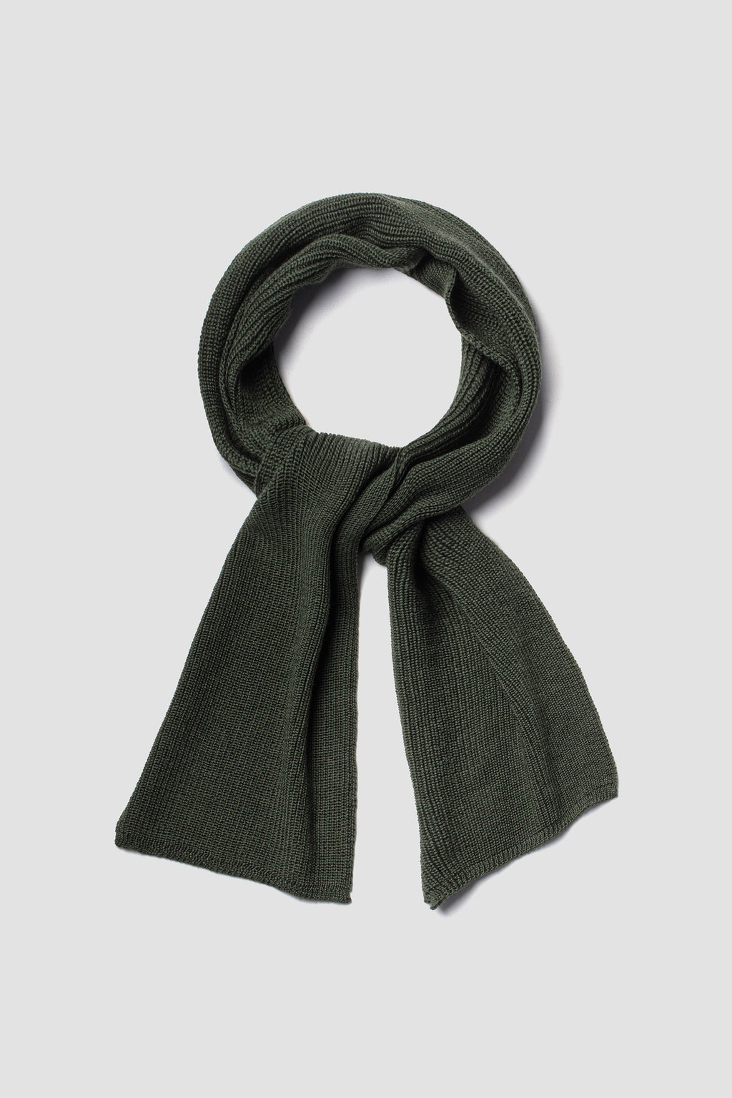 Écharpe vert kaki en laine mérinos, présentée nouée sur fond clair.