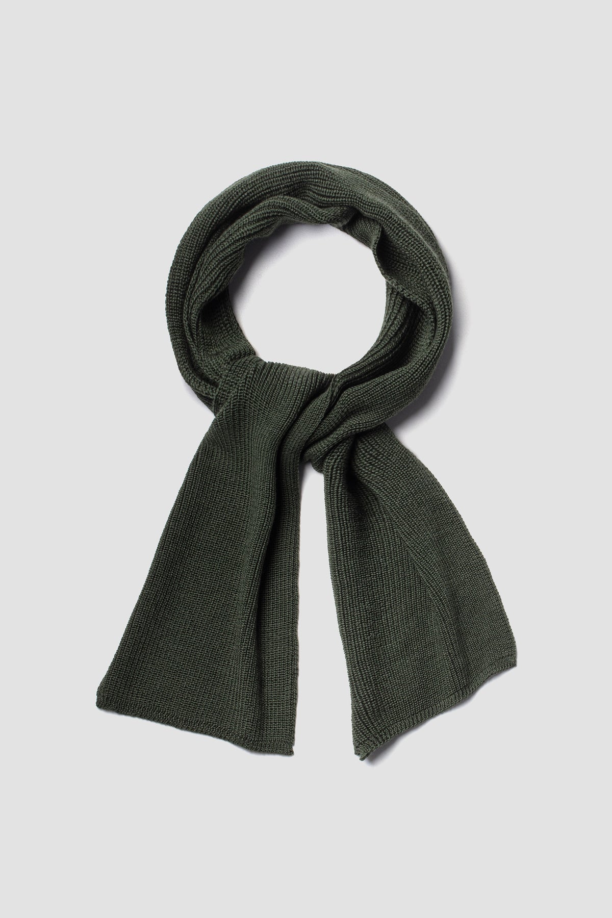 Écharpe vert kaki en laine mérinos, présentée nouée sur fond clair.
