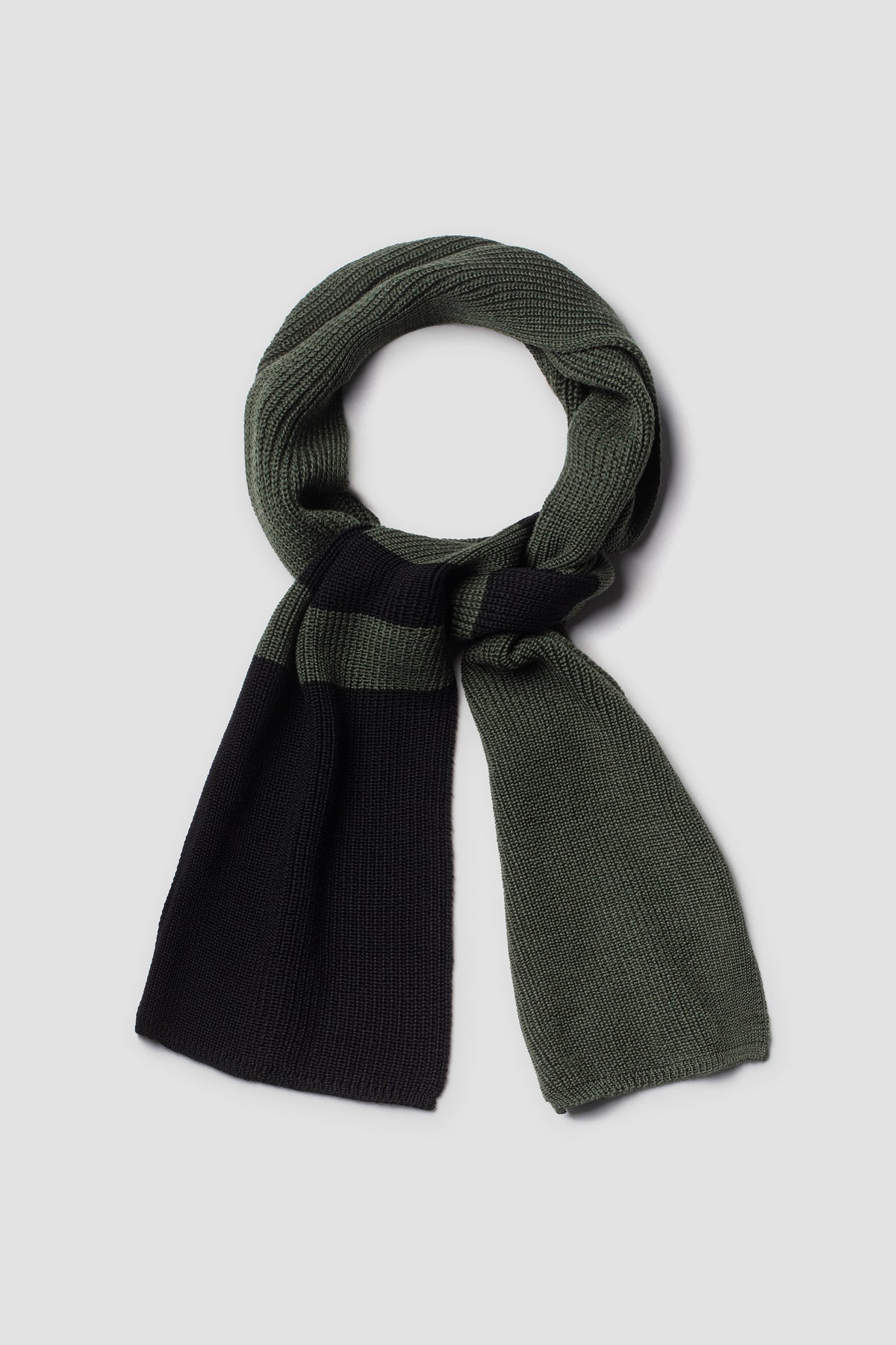 Écharpe rayée vert kaki et noir en laine mérinos, présentée nouée sur fond clair.