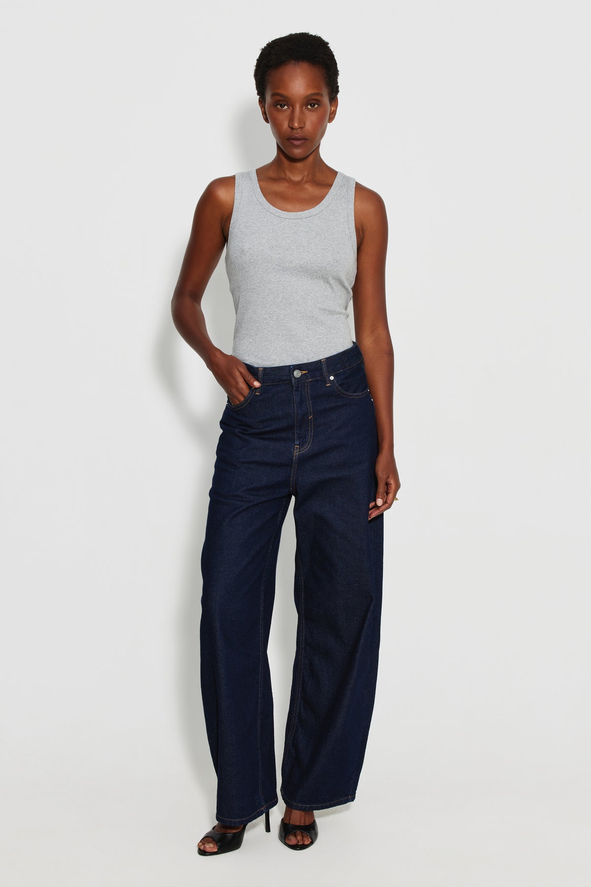 Débardeur Marcel Signature gris chiné femme en coton Pima côtelé, porté avec un jean large bleu foncé, vue de face en pied.