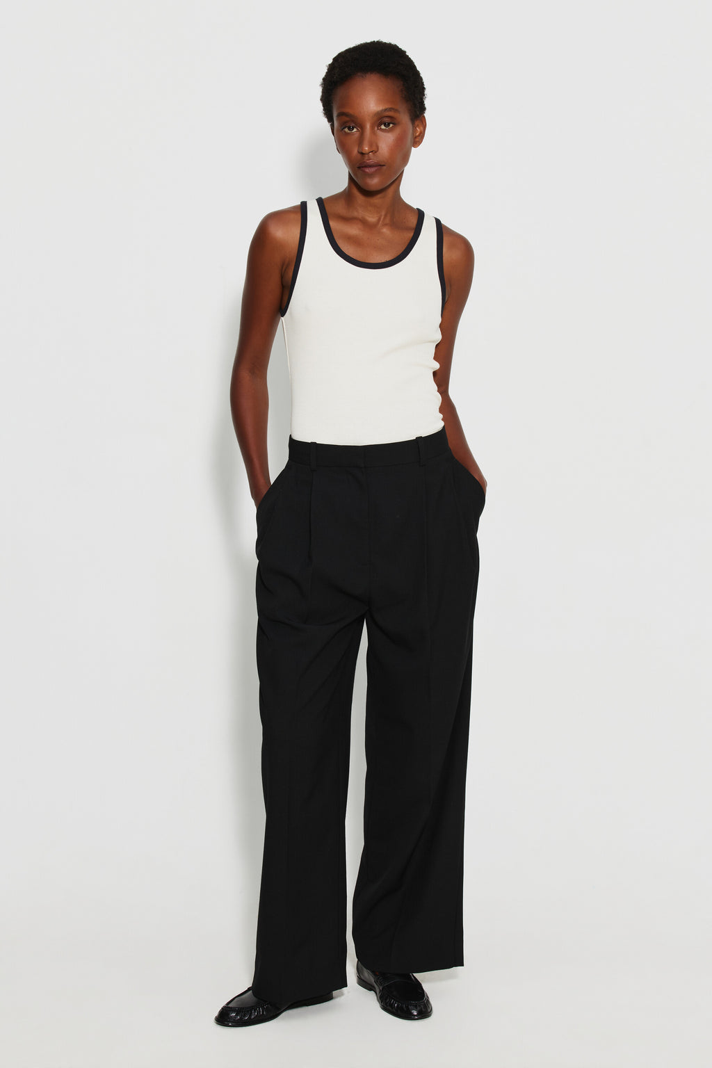 Débardeur femme écru et noir en coton Pima, porté avec un pantalon large noir, vue de face en pied.