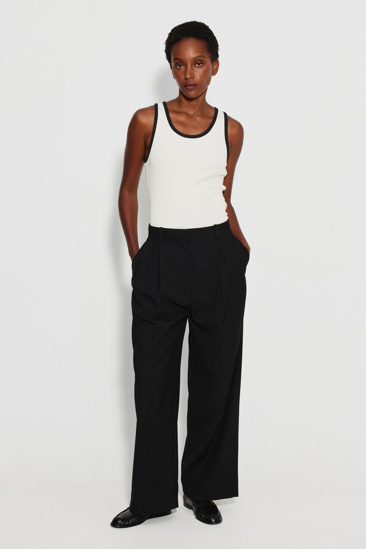Débardeur femme écru et noir en coton Pima, porté avec un pantalon large noir, vue de face en pied.