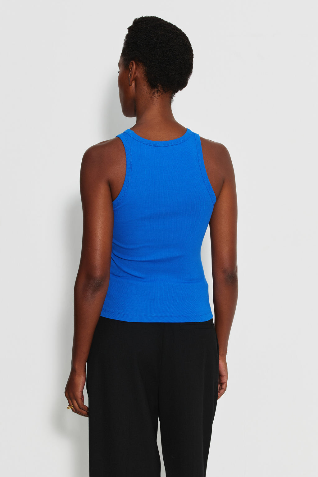 Débardeur Top Marcel bleu femme en coton Pima et élasthanne, porté de dos avec un pantalon noir.