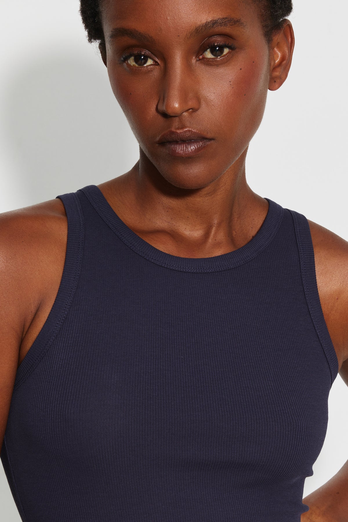 Débardeur Top Marcel bleu marine femme, portrait rapproché montrant l’encolure ronde et le coton Pima côtelé.