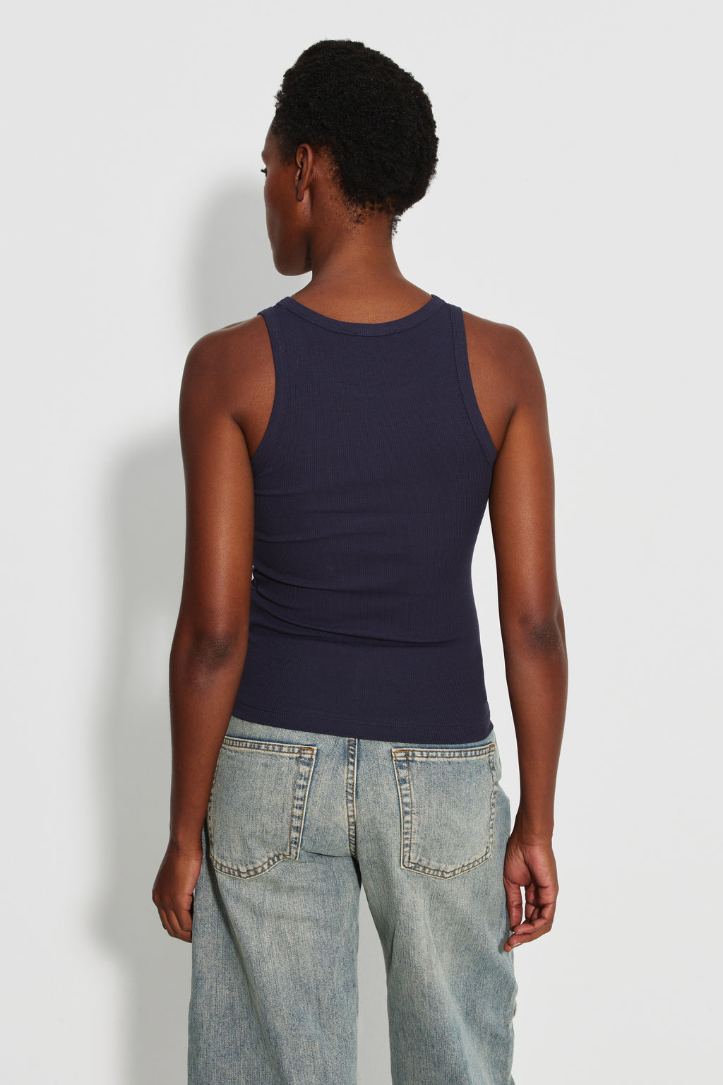 Débardeur Top Marcel bleu marine femme en coton Pima et élasthanne, porté de dos avec un jean bleu clair.