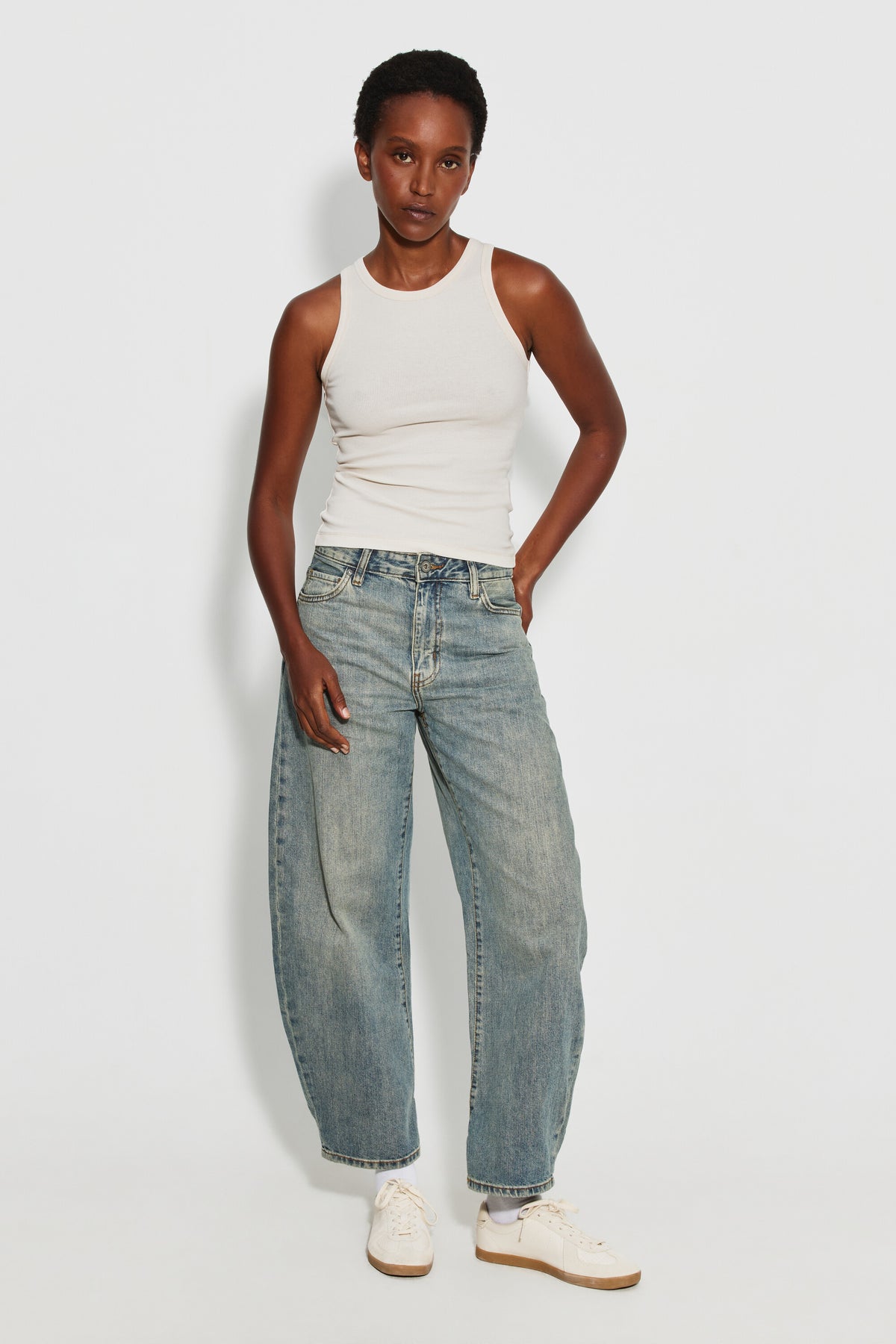 Débardeur Top Marcel écru femme, porté avec un jean large bleu clair et des baskets blanches, vue en pied.