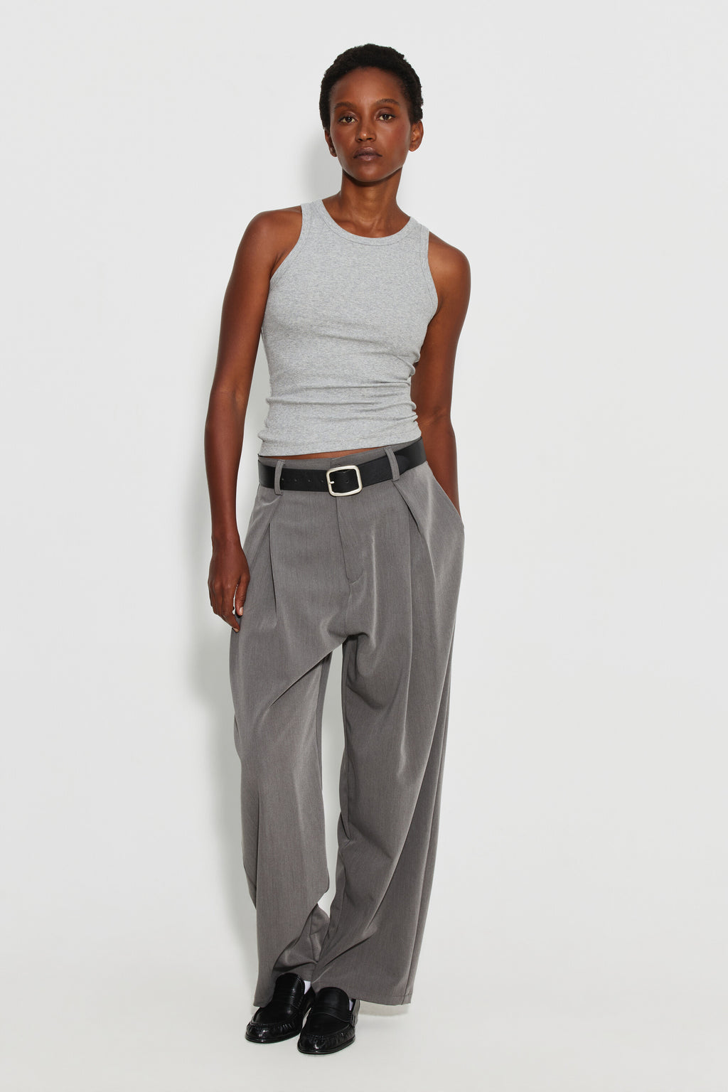 Débardeur Top Marcel gris femme, porté avec un pantalon large gris et une ceinture noire, vue de face en pied.