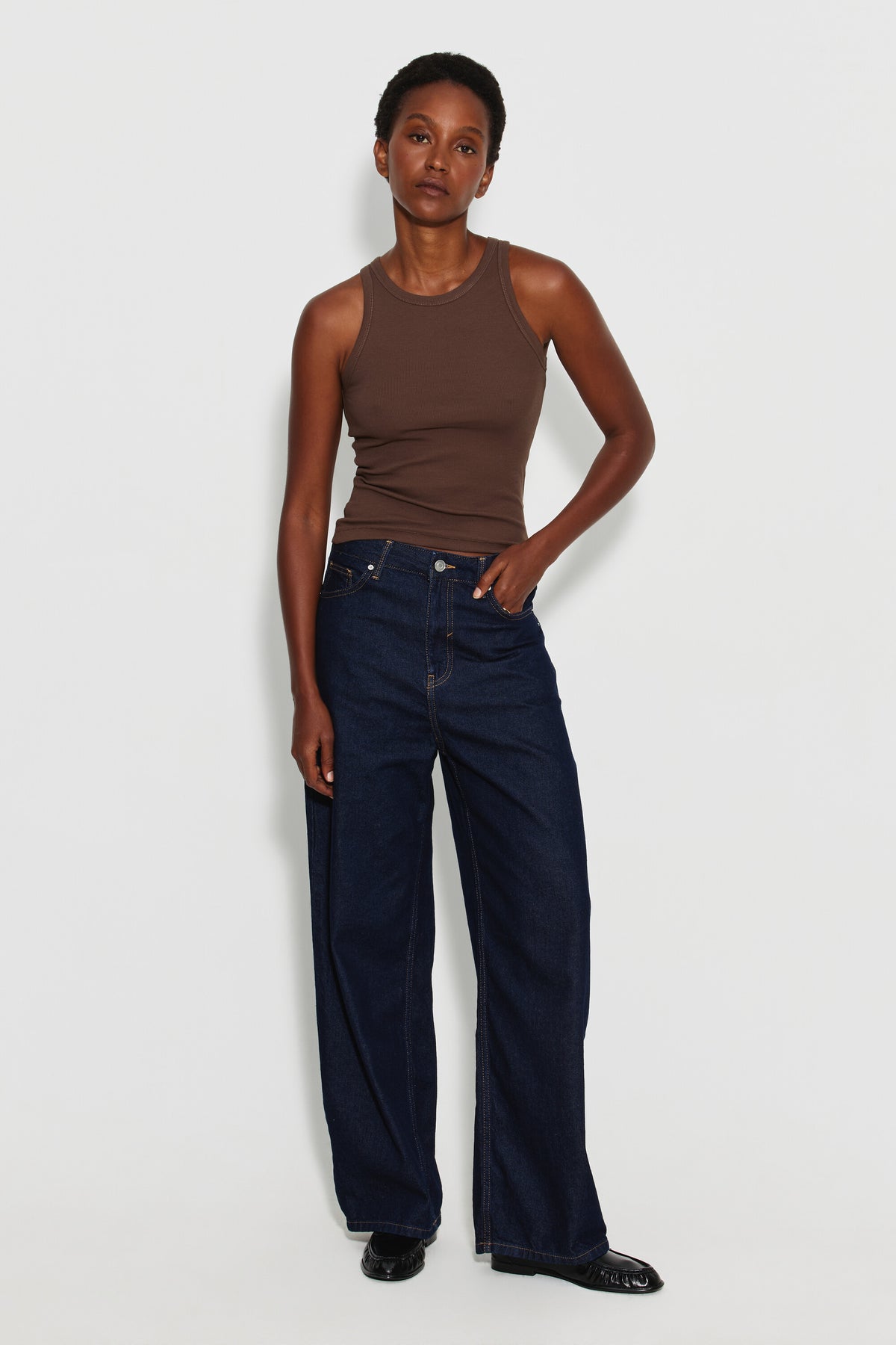 Débardeur Top Marcel marron femme, porté avec un jean large bleu foncé, vue de face en pied.