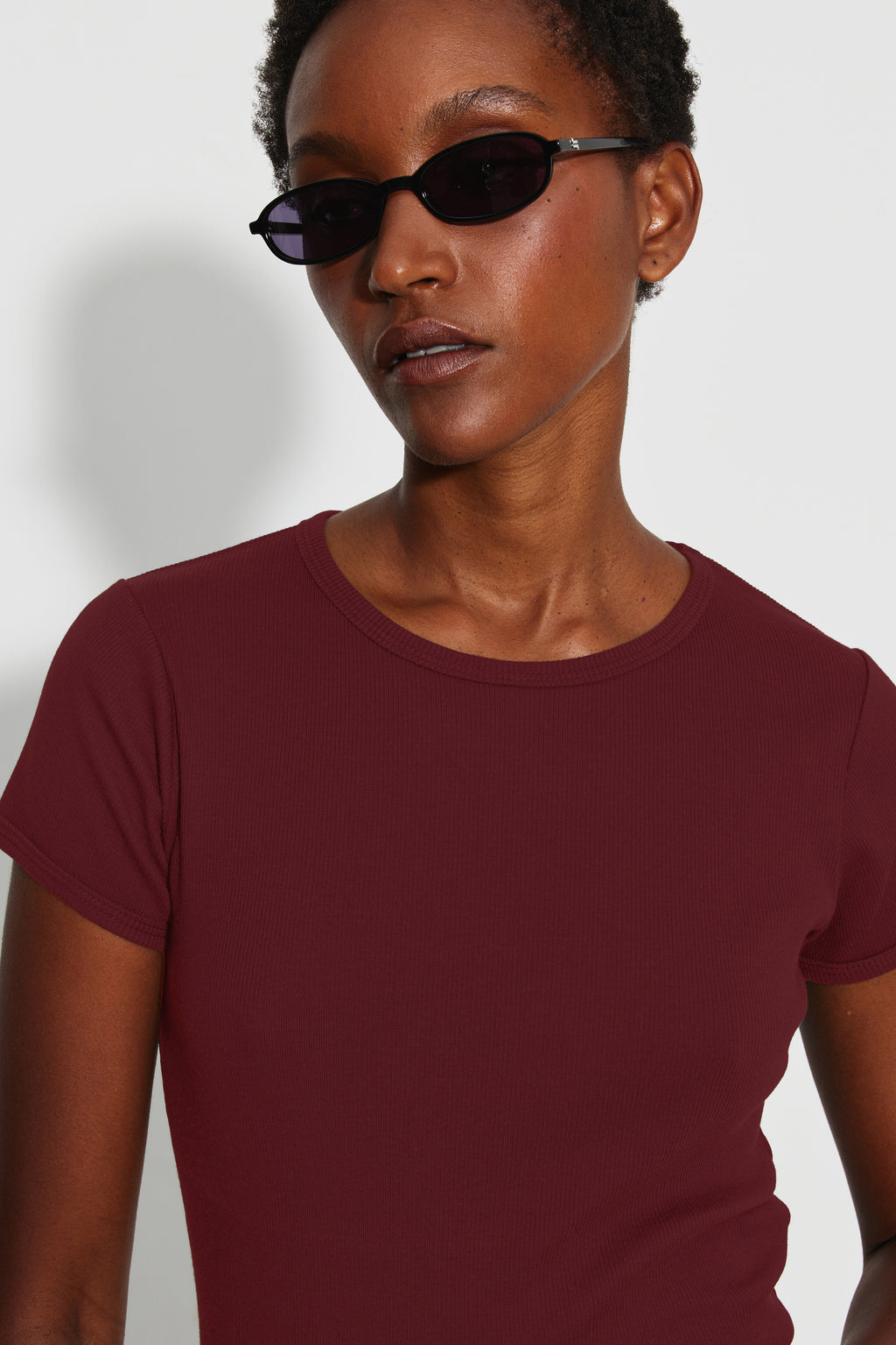 Maillot de corps femme bordeaux en coton pima côtelé à manches courtes, portrait rapproché montrant le col rond et la maille.