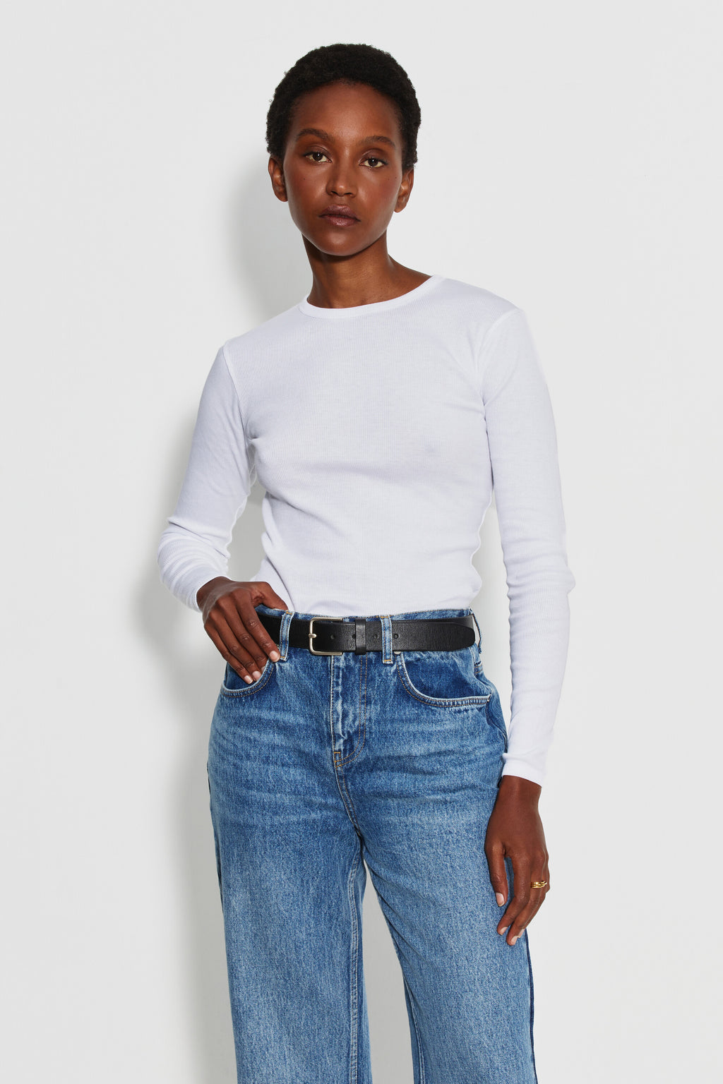 Maillot de corps femme blanc à manches longues en coton Pima côtelé, fabriqué en France, porté de face.