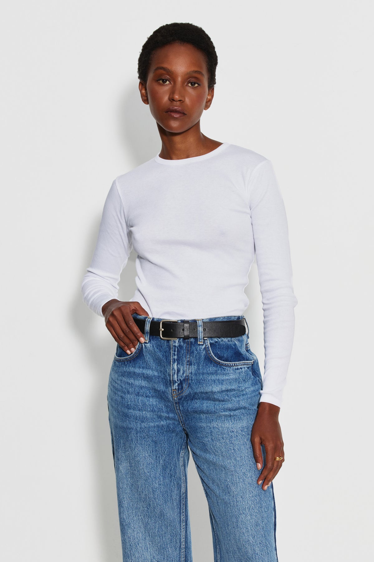 Maillot de corps femme blanc à manches longues en coton Pima côtelé, fabriqué en France, porté de face.