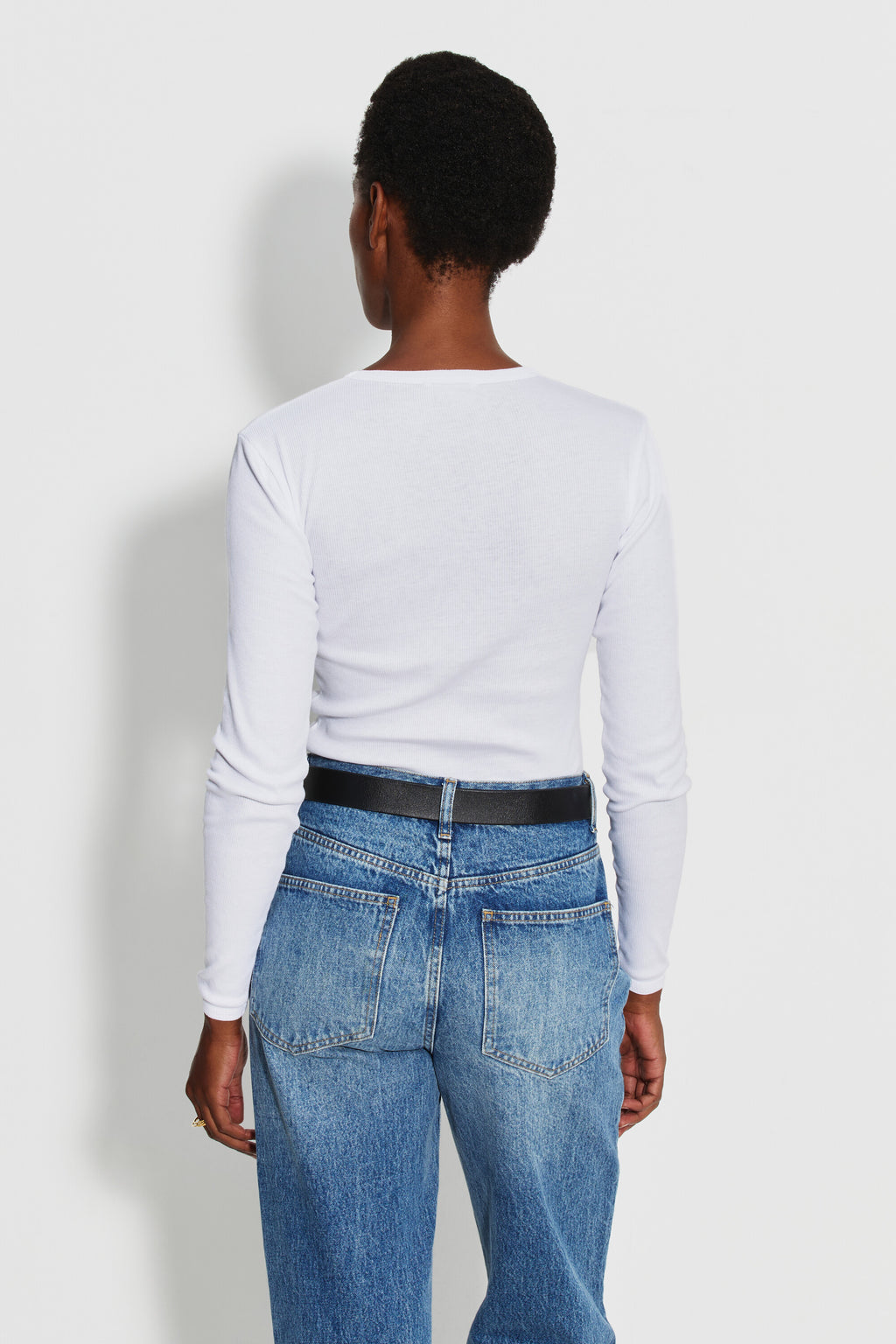 Maillot de corps femme blanc à manches longues en coton Pima, vue de dos montrant la coupe portée.