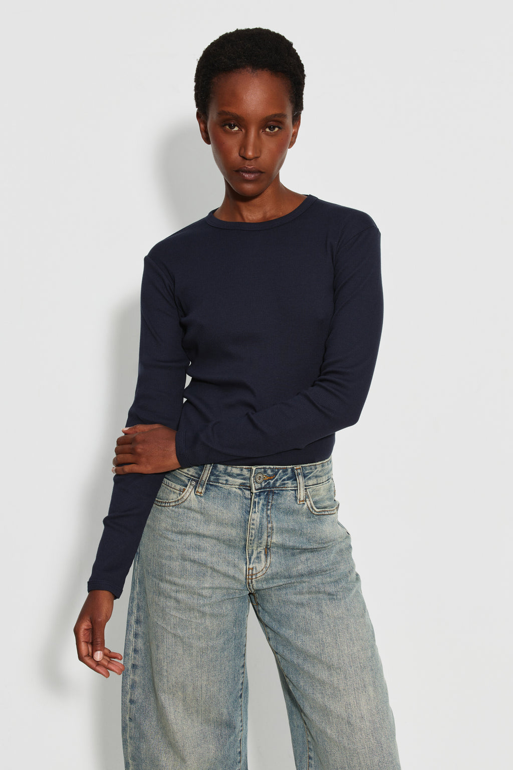 Maillot de corps femme bleu marine à manches longues en coton Pima côtelé, fabriqué en France, porté de face.