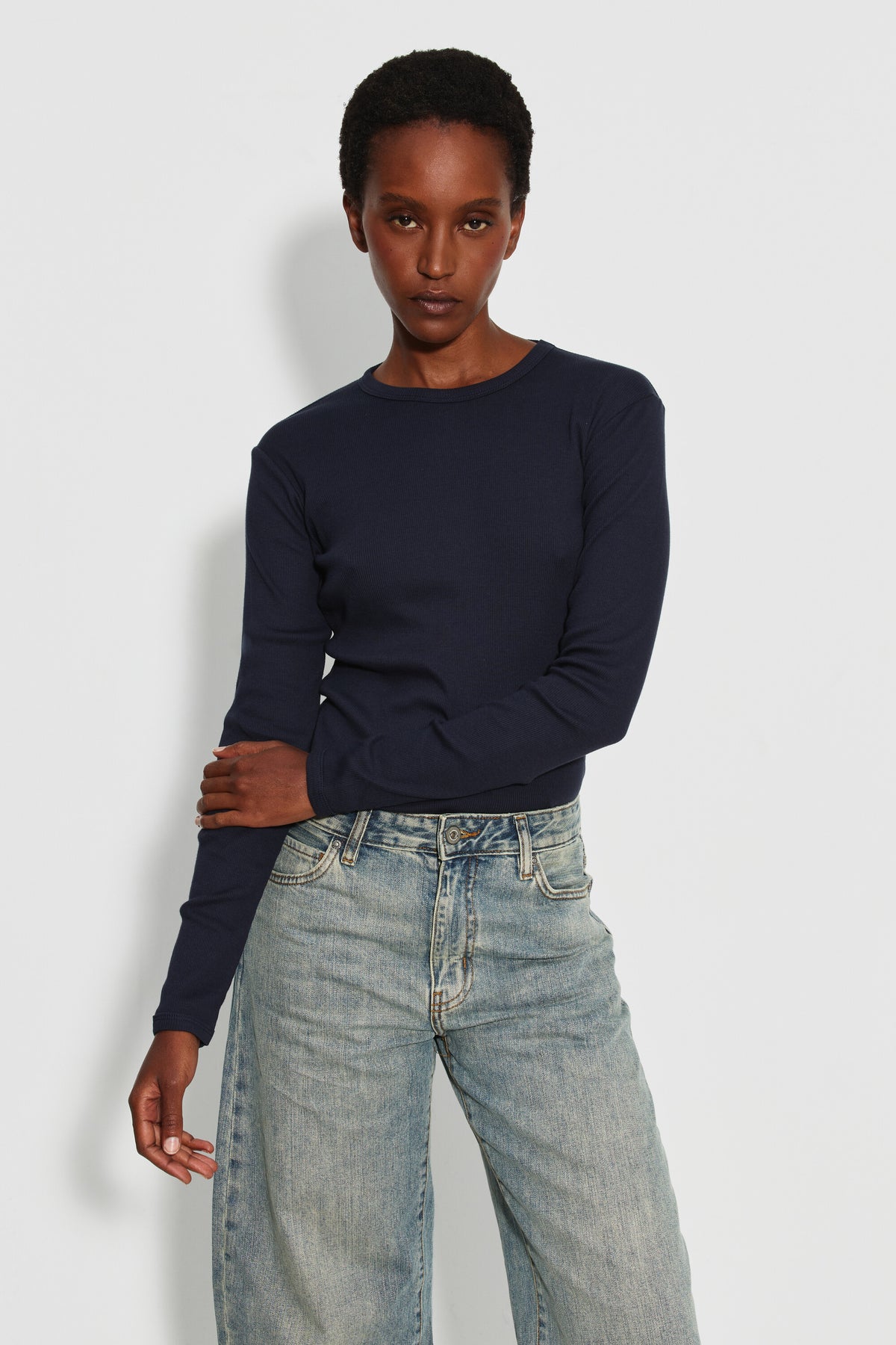 Maillot de corps femme bleu marine à manches longues en coton Pima côtelé, fabriqué en France, porté de face.