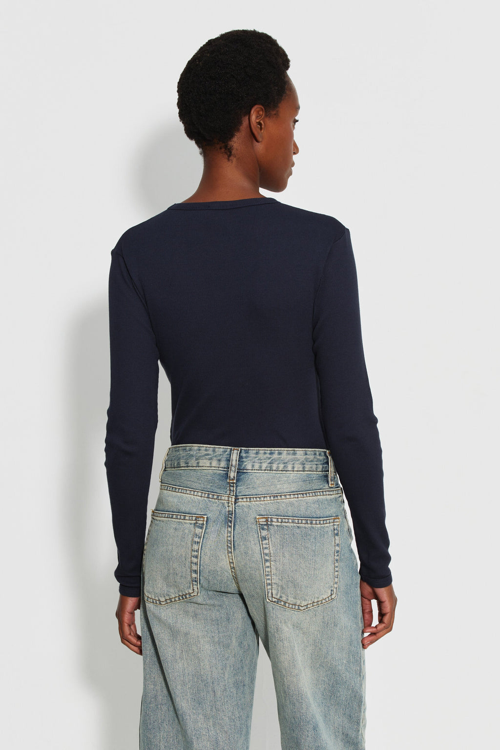 Maillot de corps femme bleu marine à manches longues en coton Pima, vue de dos montrant la coupe portée.