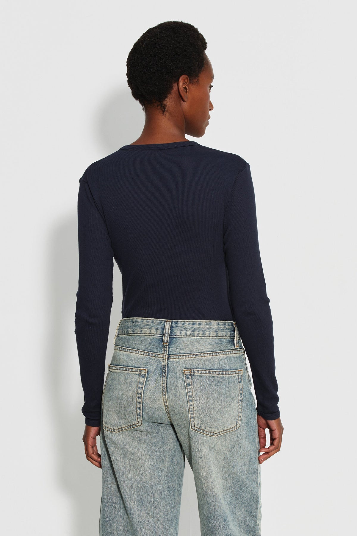 Maillot de corps femme bleu marine à manches longues en coton Pima, vue de dos montrant la coupe portée.