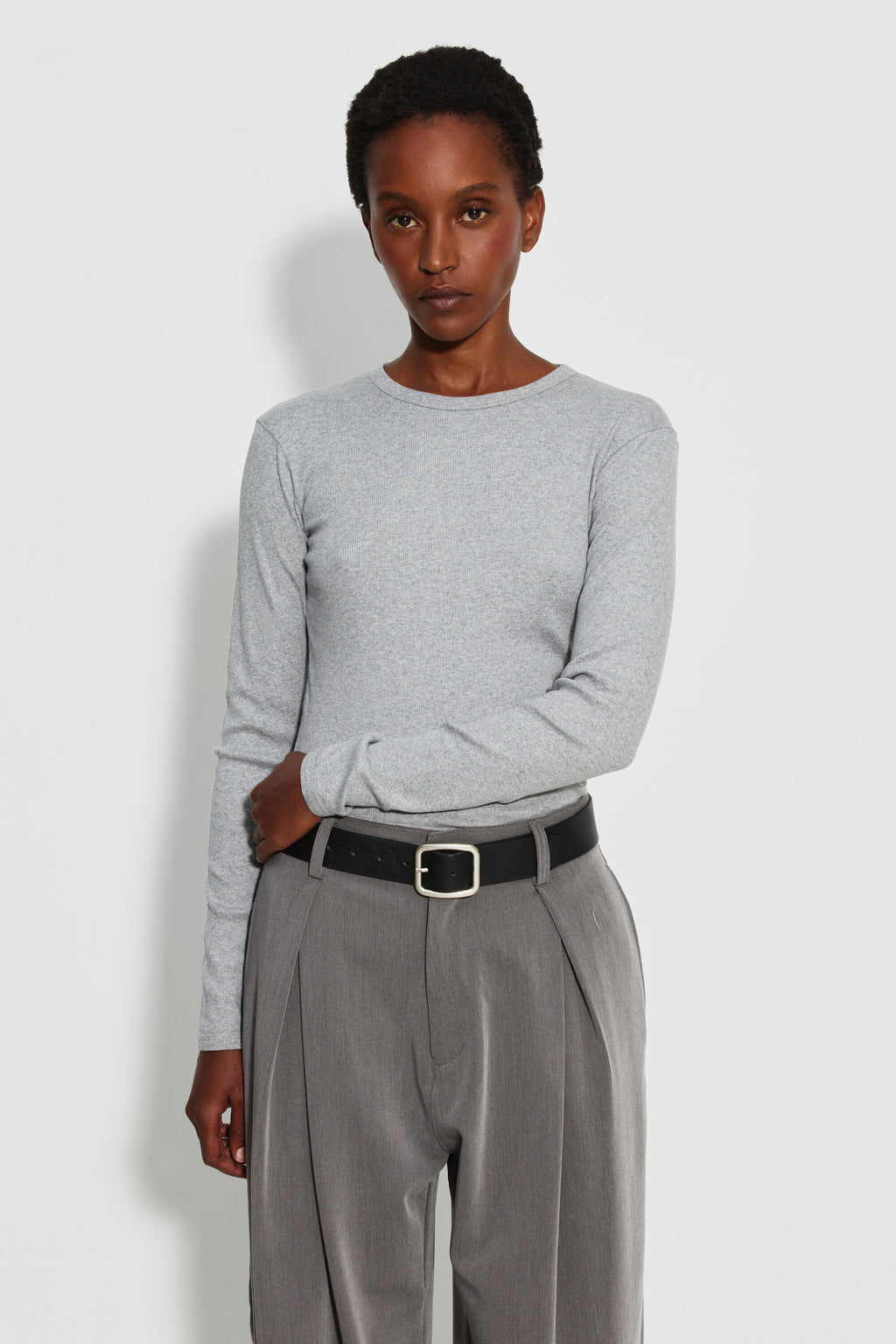 Maillot de corps femme gris chiné à manches longues en coton Pima côtelé, fabriqué en France, porté de face.