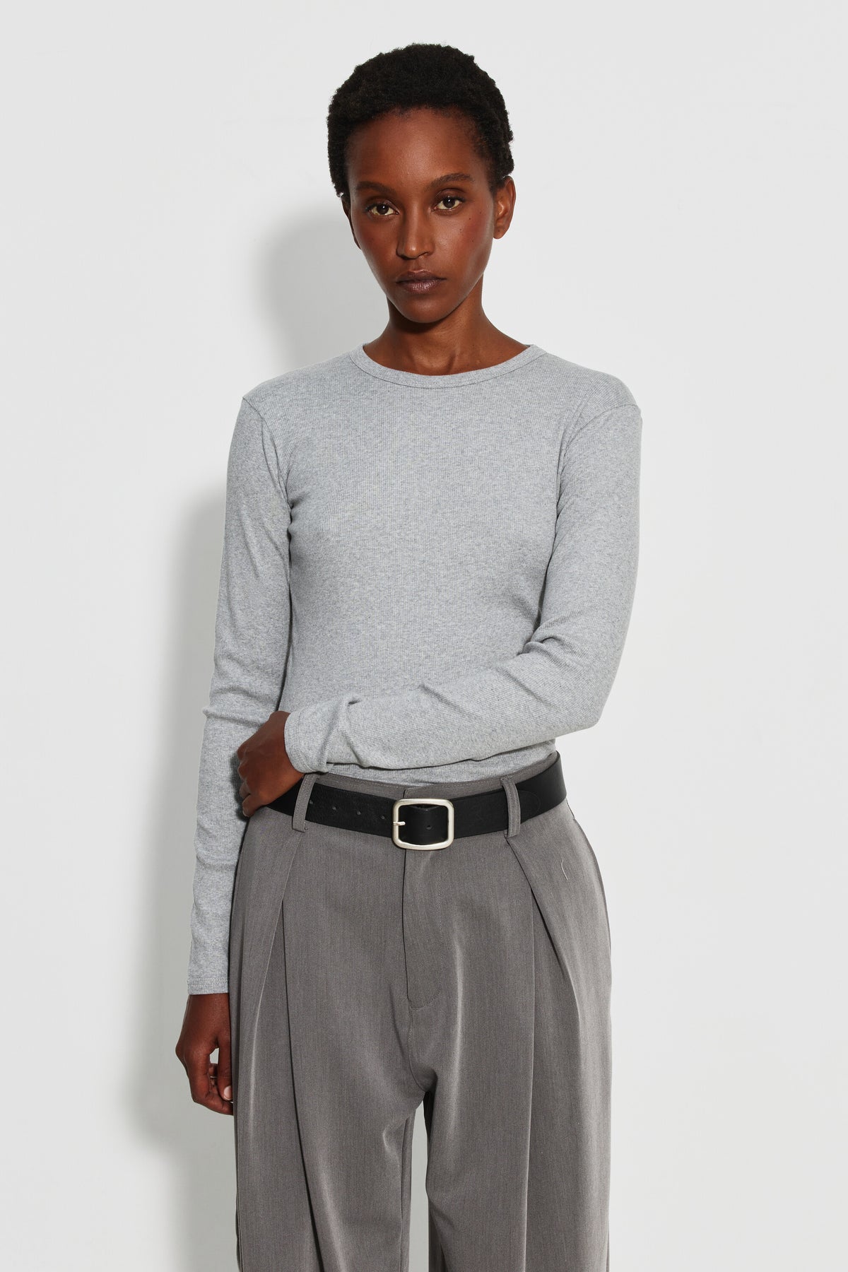 Maillot de corps femme gris chiné à manches longues en coton Pima côtelé, fabriqué en France, porté de face.