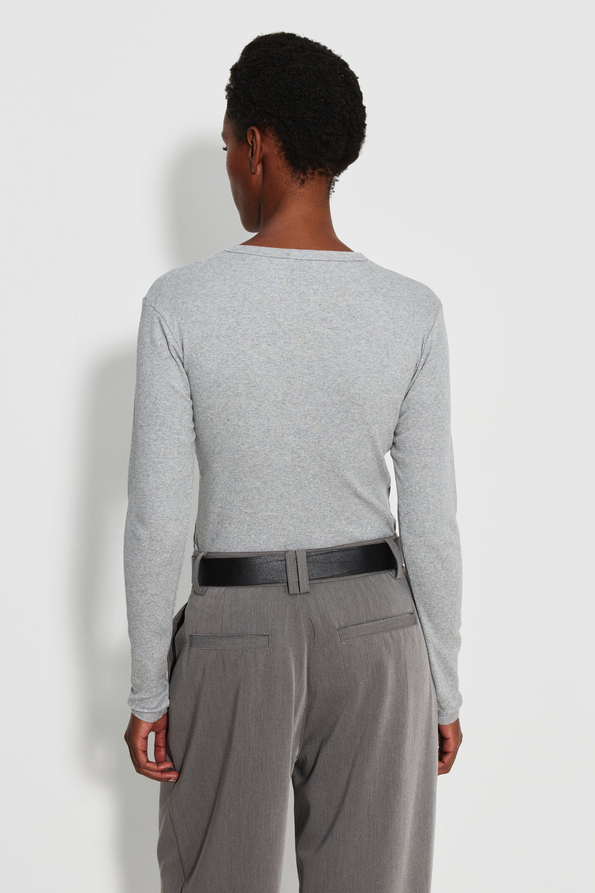 Maillot de corps femme gris chiné à manches longues en coton Pima, vue de dos montrant la coupe portée.