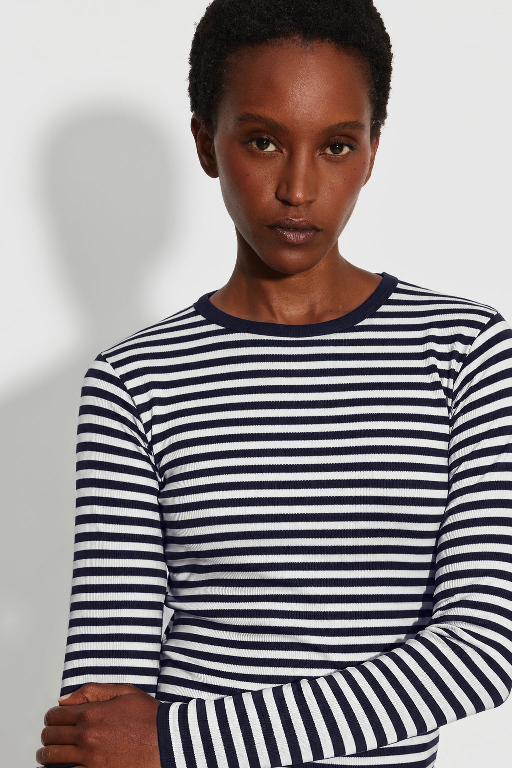 Maillot de corps femme bleu marine et écru en coton bio côtelé à manches longues, portrait rapproché montrant les rayures et le col rond bleu marine.