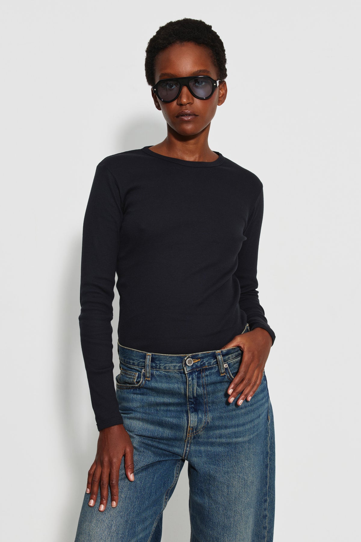 Maillot de corps femme noir à manches longues en coton Pima côtelé, fabriqué en France, porté de face.