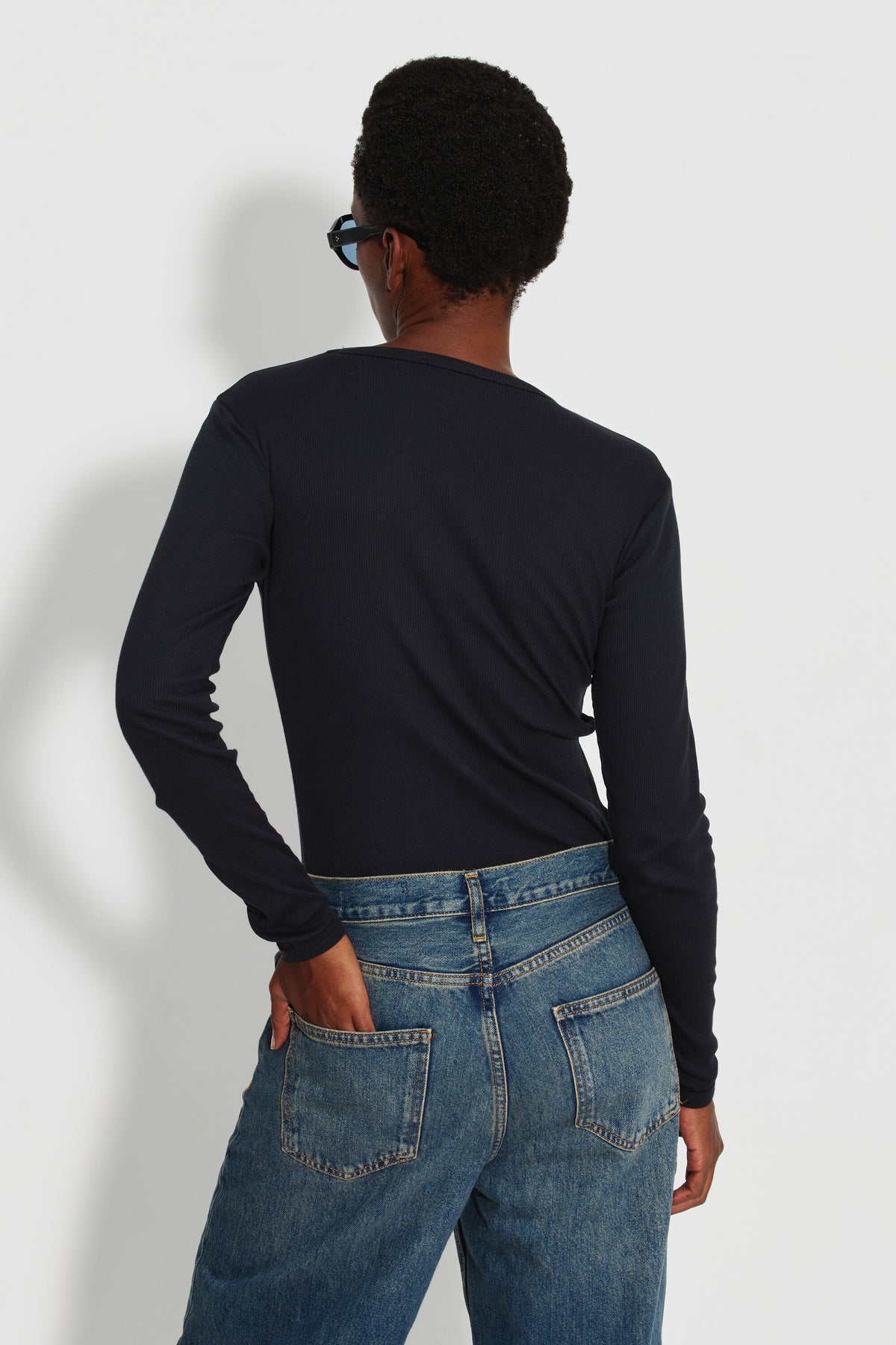 Maillot de corps femme noir à manches longues en coton Pima, vue de dos montrant la coupe portée.