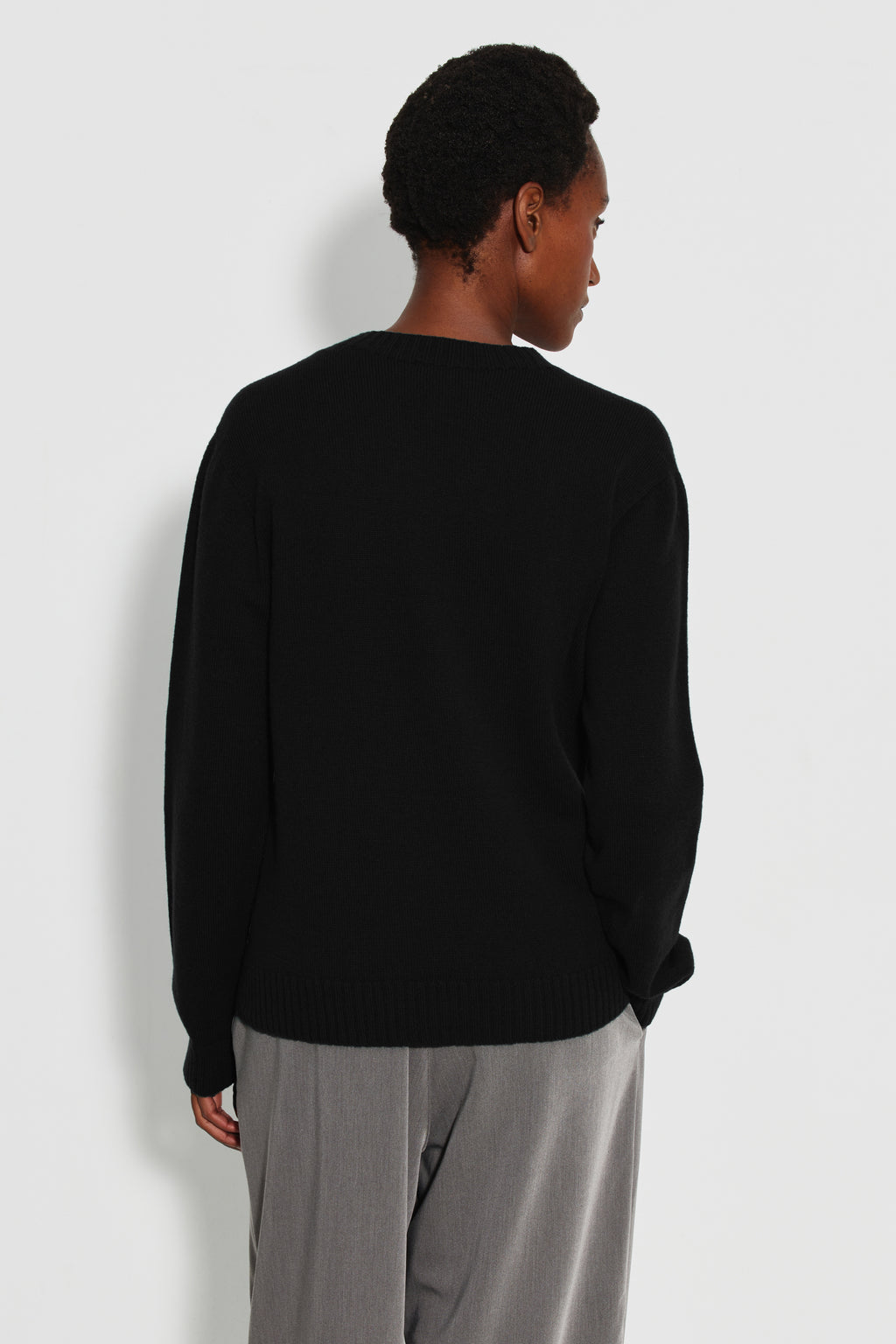 Pull femme noir en laine mérinos et cachemire, vue de dos.