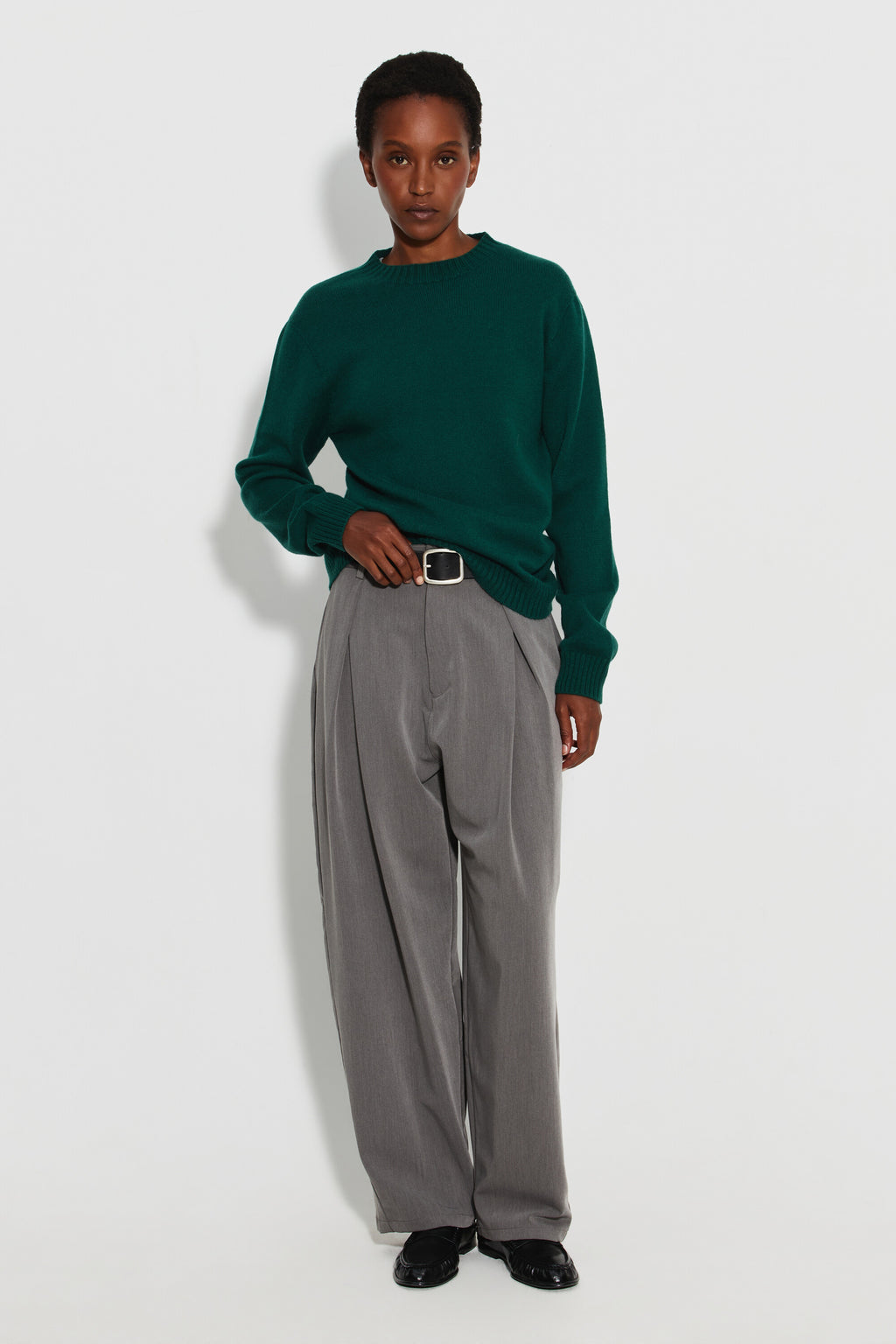 Pull mérinos et cachemire femme vert – vue de face en pied avec un pantalon gris.