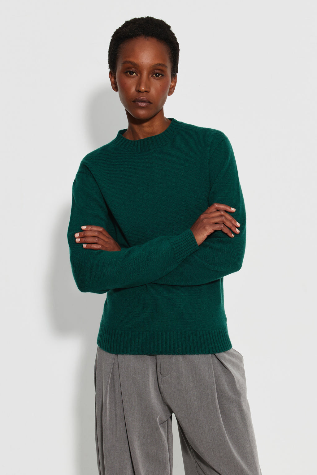 Pull mérinos et cachemire femme vert – vue de face, bras croisés.