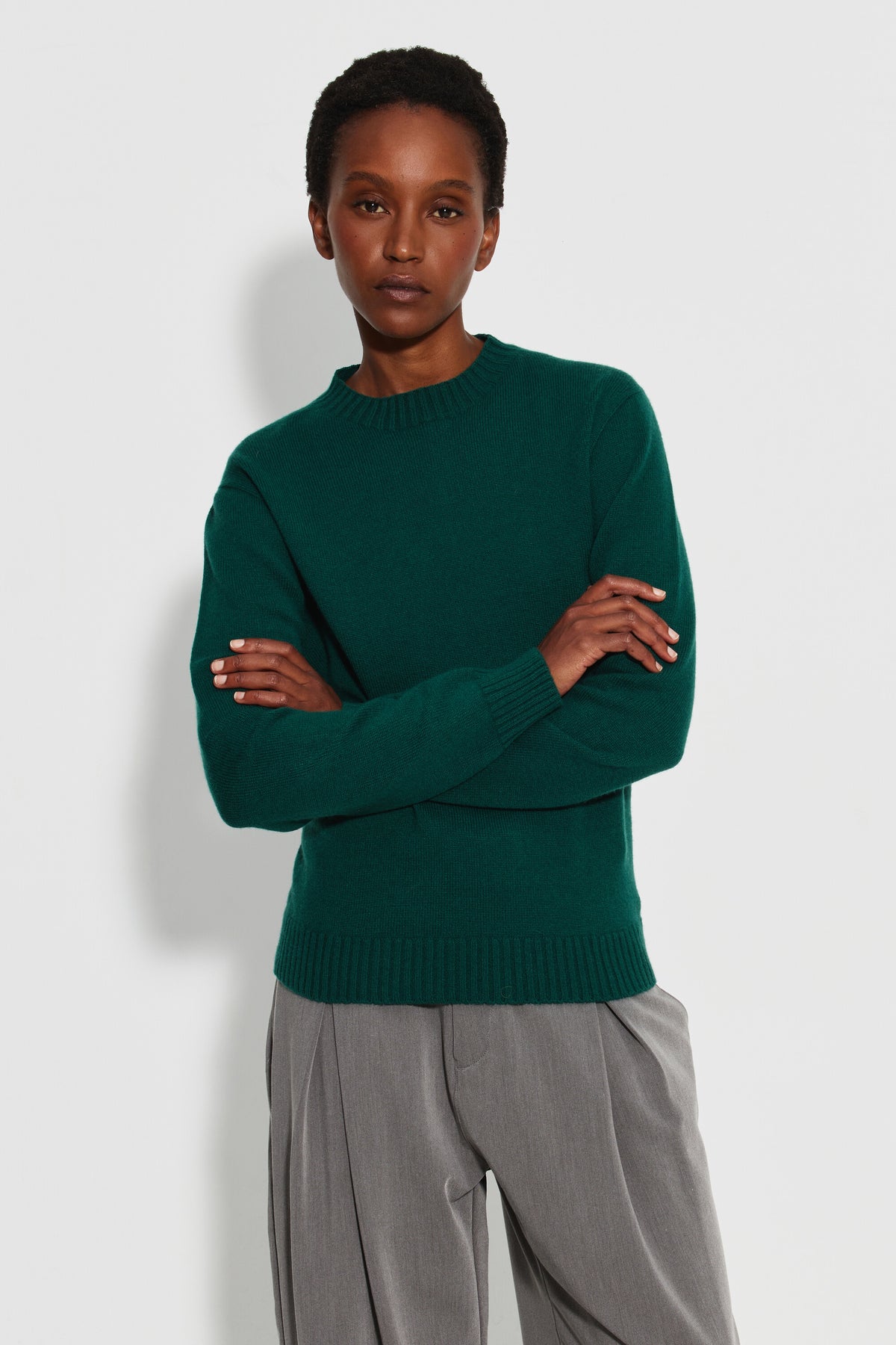 Pull mérinos et cachemire femme vert – vue de face, bras croisés.