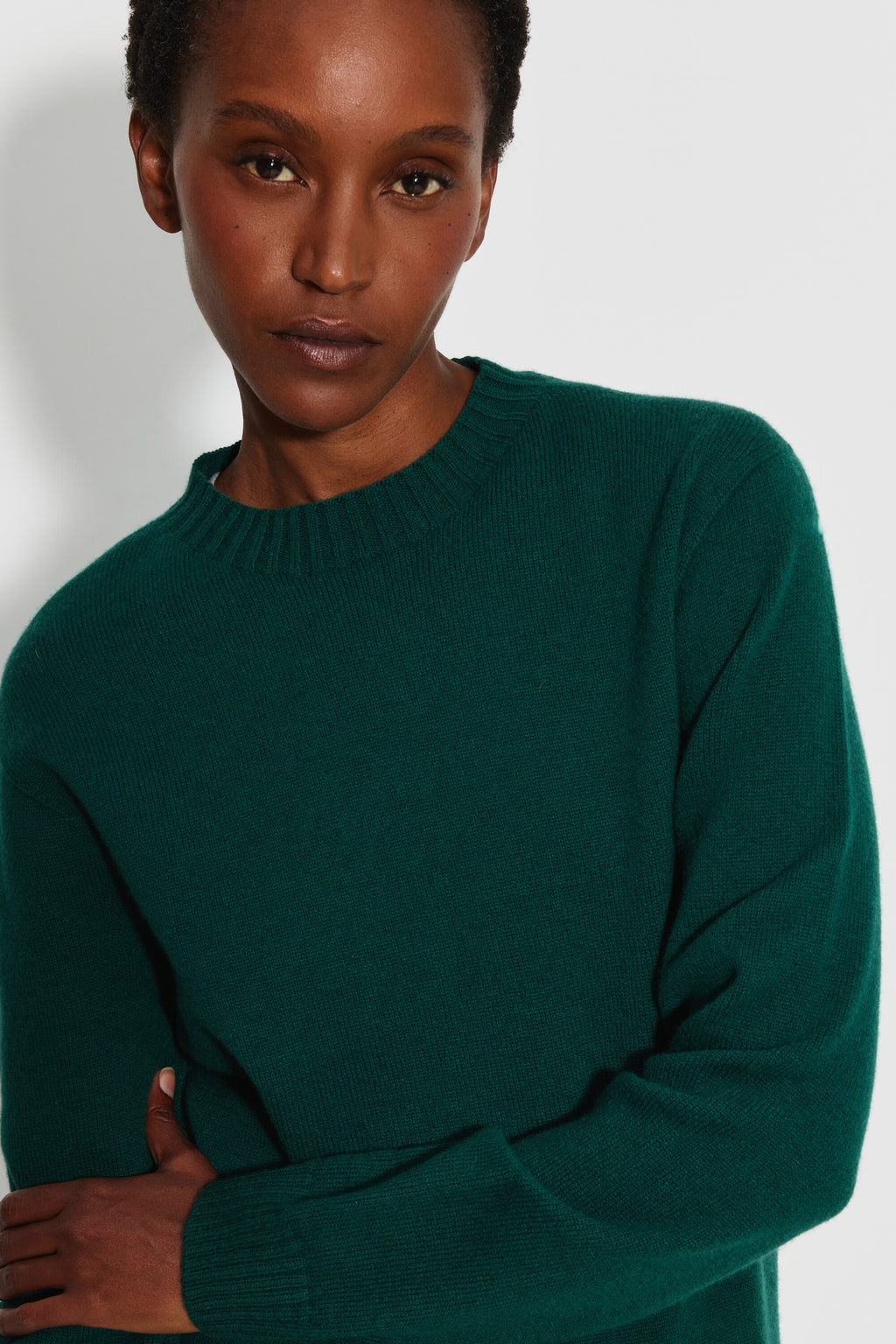 Pull mérinos et cachemire femme vert – portrait rapproché montrant le col rond et la maille.