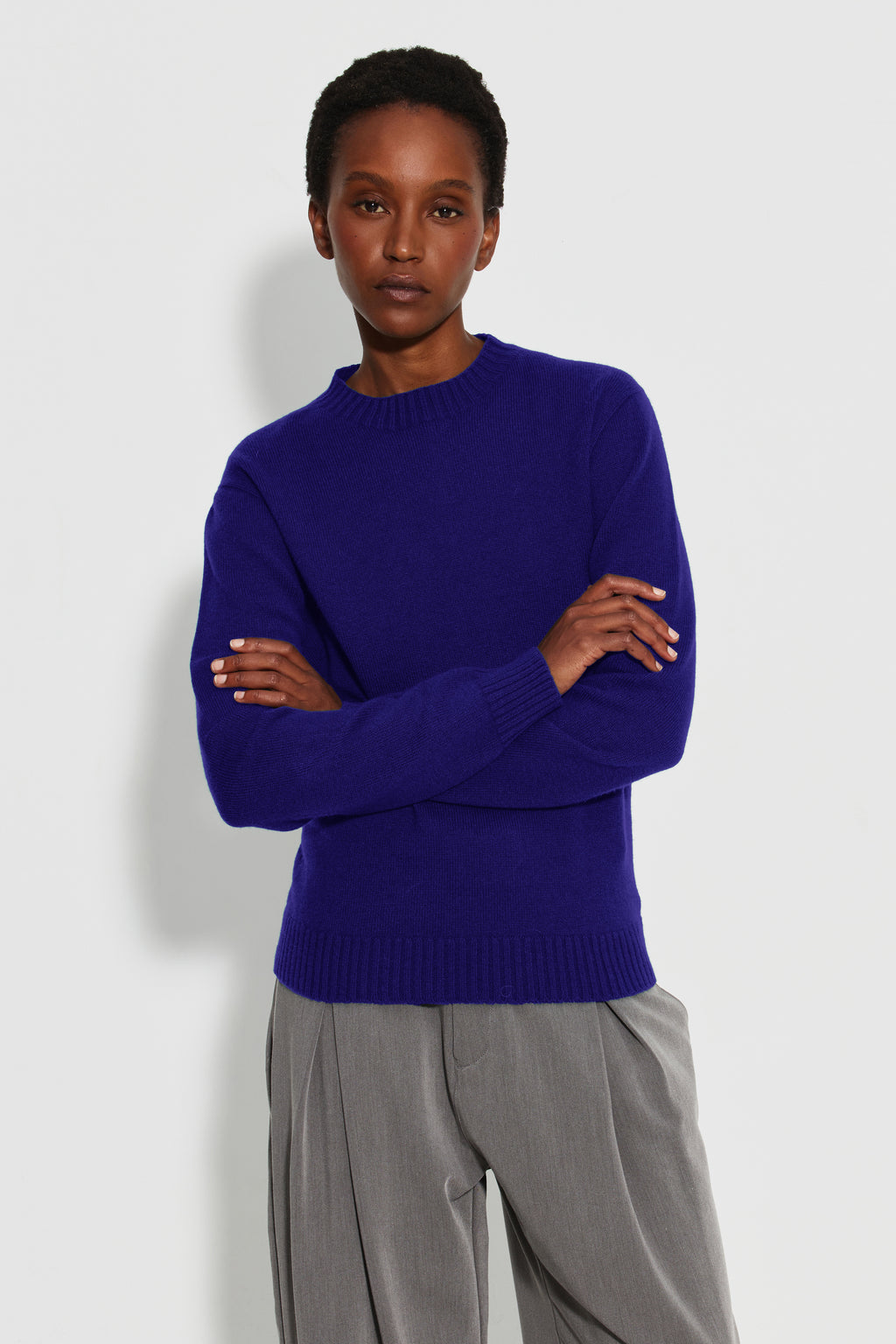 Pull femme violet en laine mérinos et cachemire, vue de face, bras croisés.