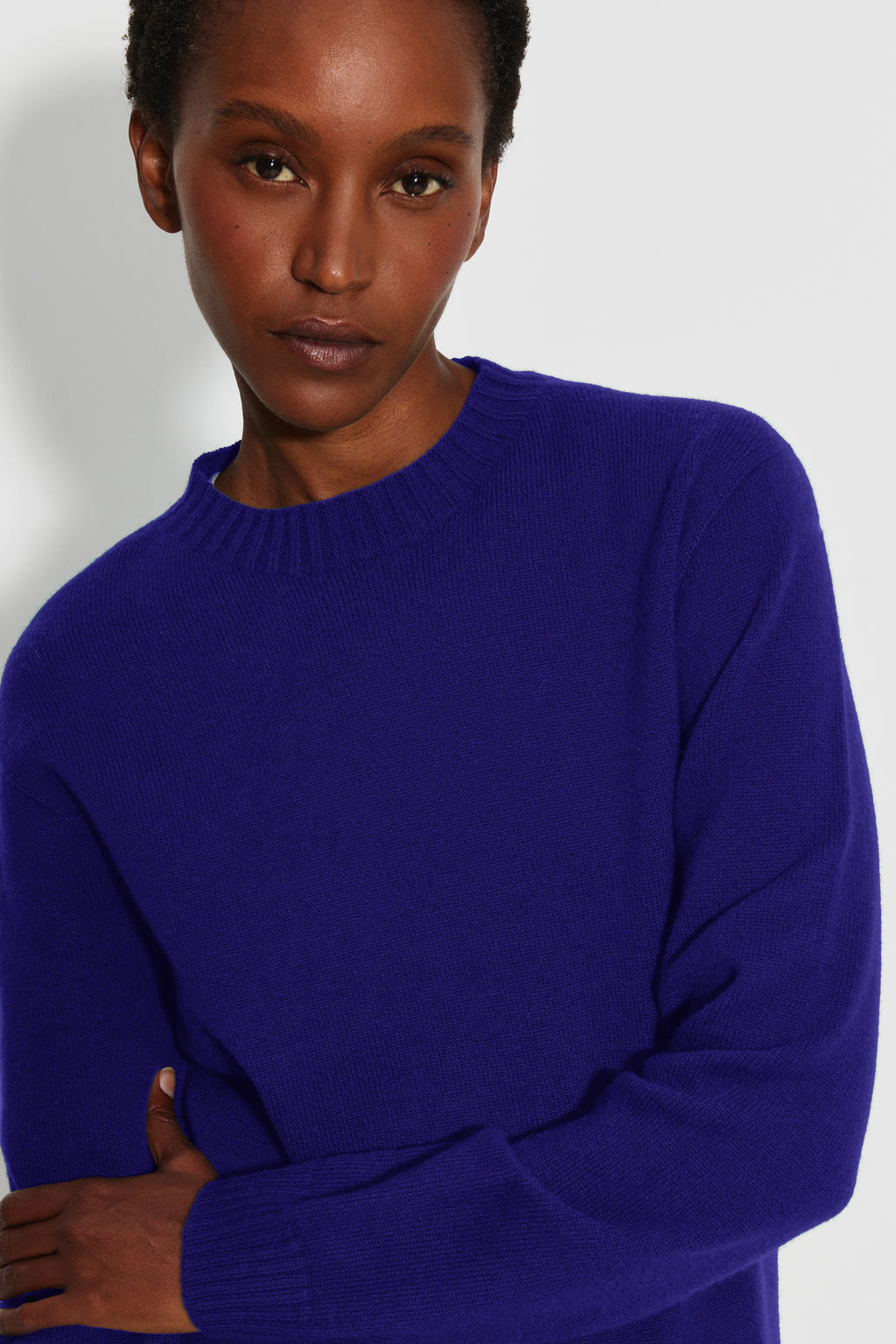 Pull femme violet en laine mérinos et cachemire, détail du col rond et de la maille.