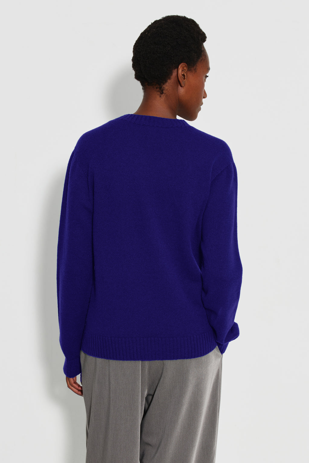 Pull femme violet en laine mérinos et cachemire, vue de dos.
