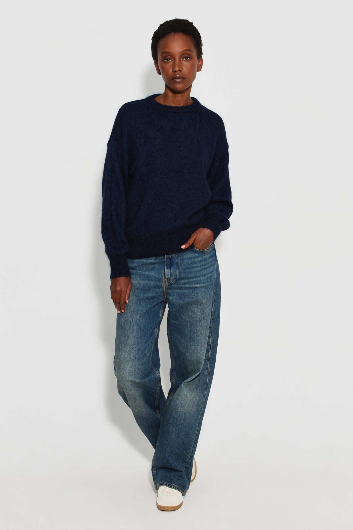 Pull mohair à manches longues femme bleu marine – vue de face en pied avec un jean bleu.
