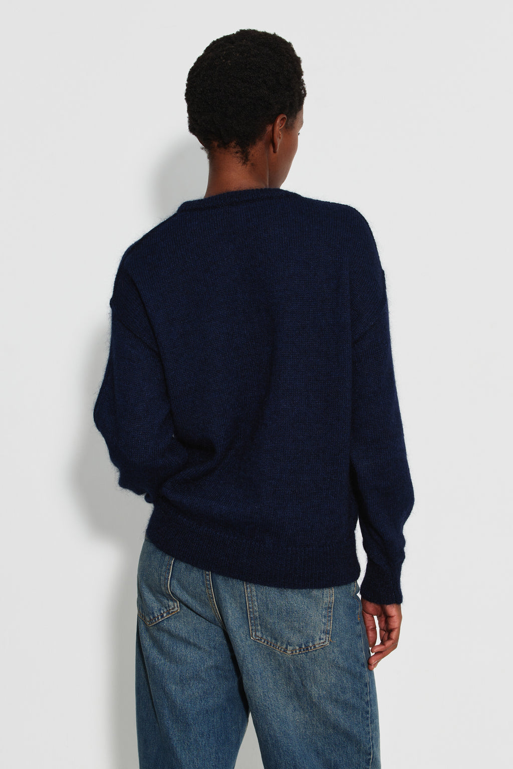Pull mohair à manches longues femme bleu marine – vue de dos avec un jean bleu.