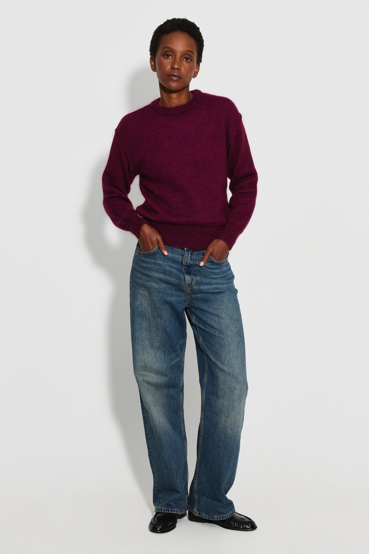 Pull mohair à manches longues femme bordeaux – vue de face en pied avec un jean bleu.