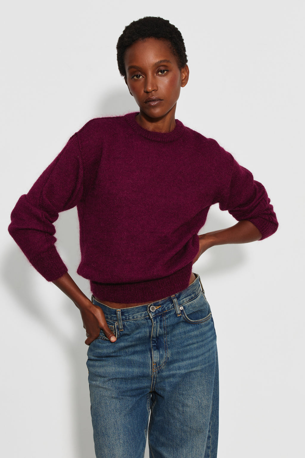 Pull mohair à manches longues femme bordeaux – vue de face, les mains à la taille.
