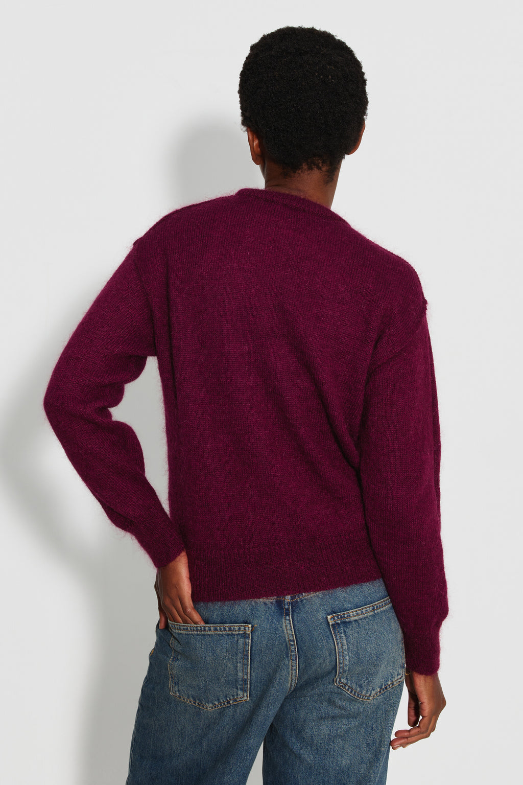 Pull mohair à manches longues femme bordeaux – vue de dos avec un jean bleu.